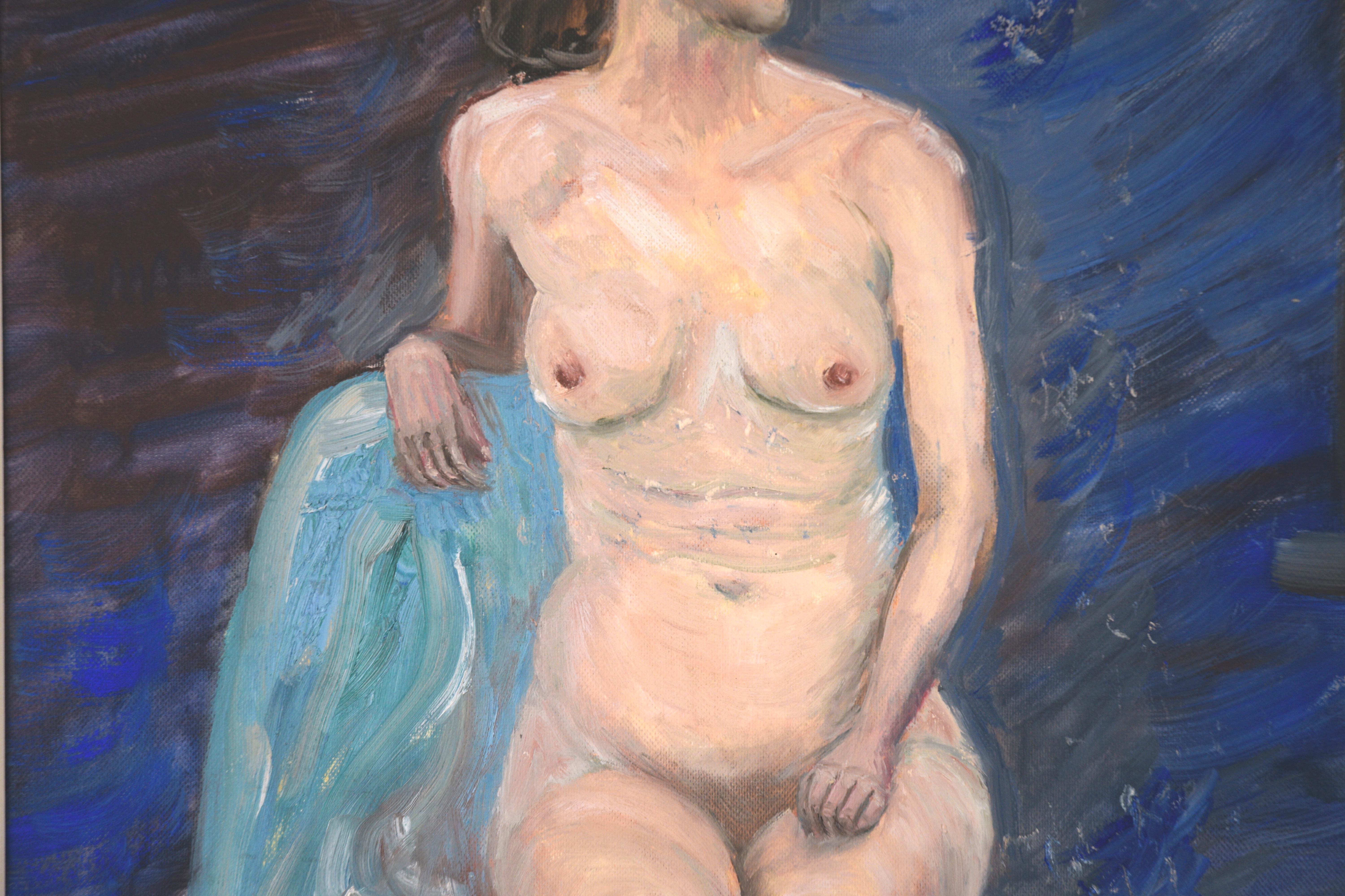 Frau in einem blauen Stuhl, Nackte Figur, Gemälde aus der Mitte des Jahrhunderts  (Beige), Nude Painting, von Genevieve Rogers