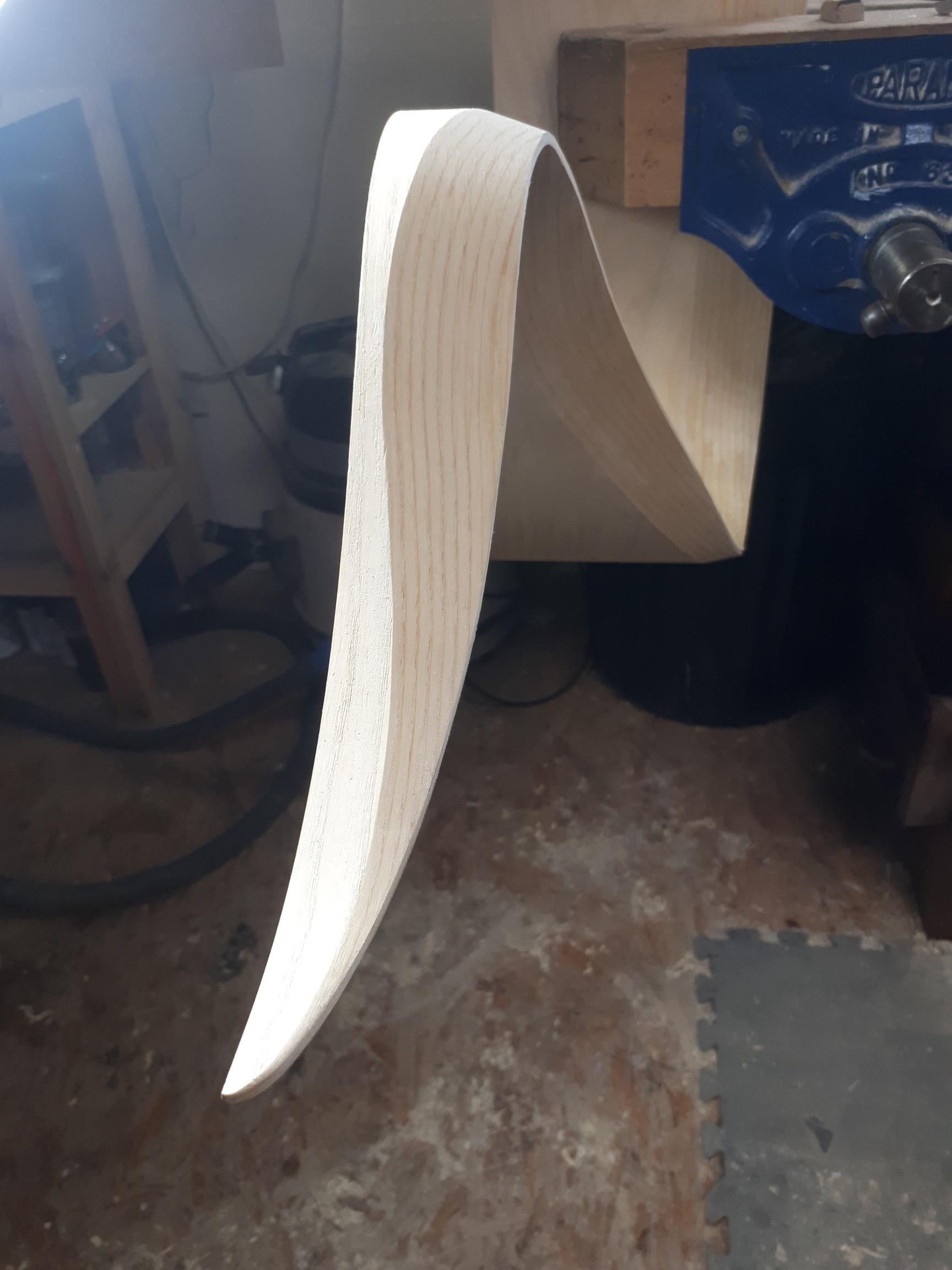 Estantería flotante escultórica Genie tallada a mano en madera de fresno por David Tragen Siglo XXI y contemporáneo en venta