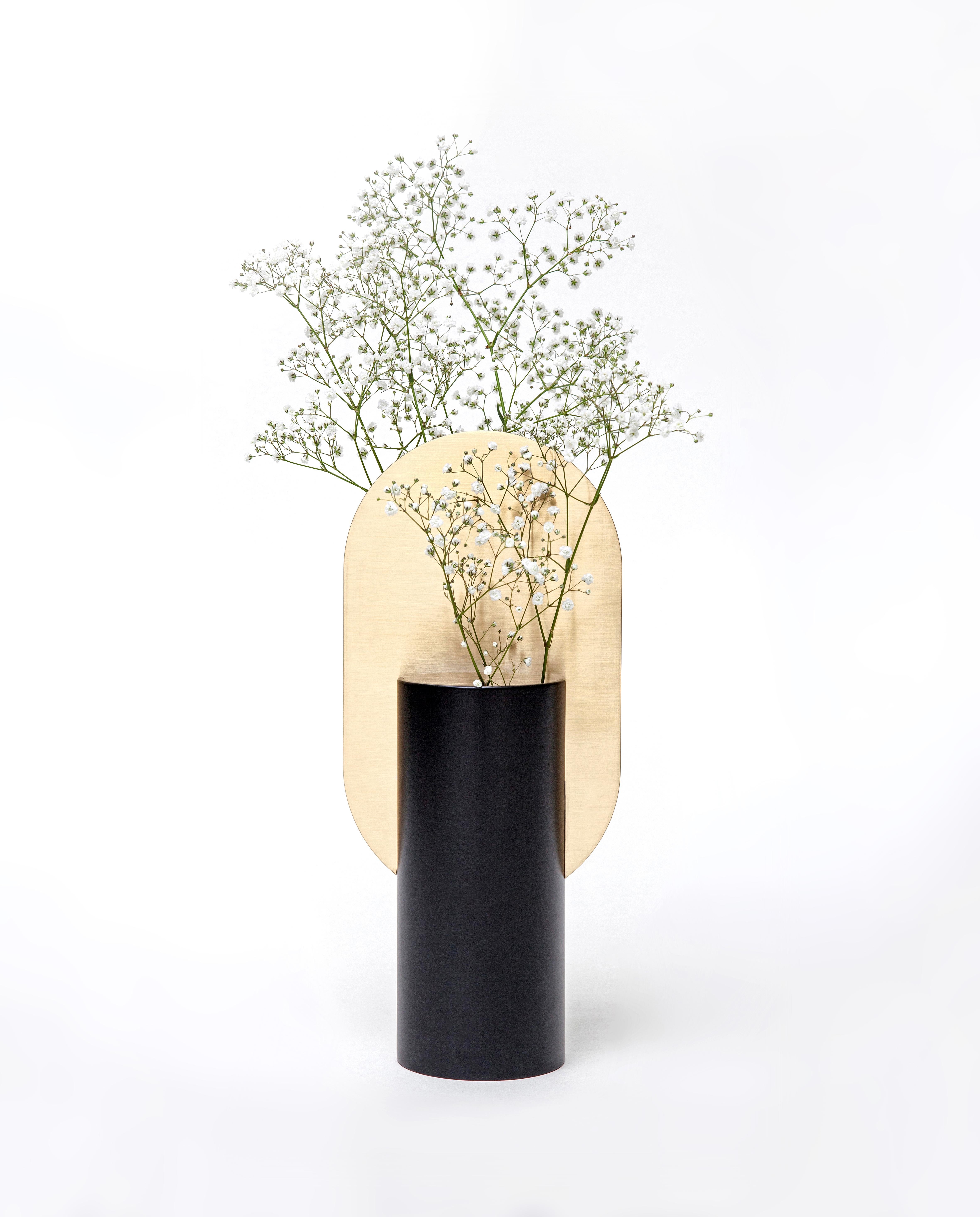 Vaso Genke CS1 di NOOM
Dimensioni: L. 17 x P. 10 x H. 38 cm 
Materiali: Ottone, acciaio verniciato.
Peso: 2 kg

Il vaso Ekster è uno dei vasi della collezione 