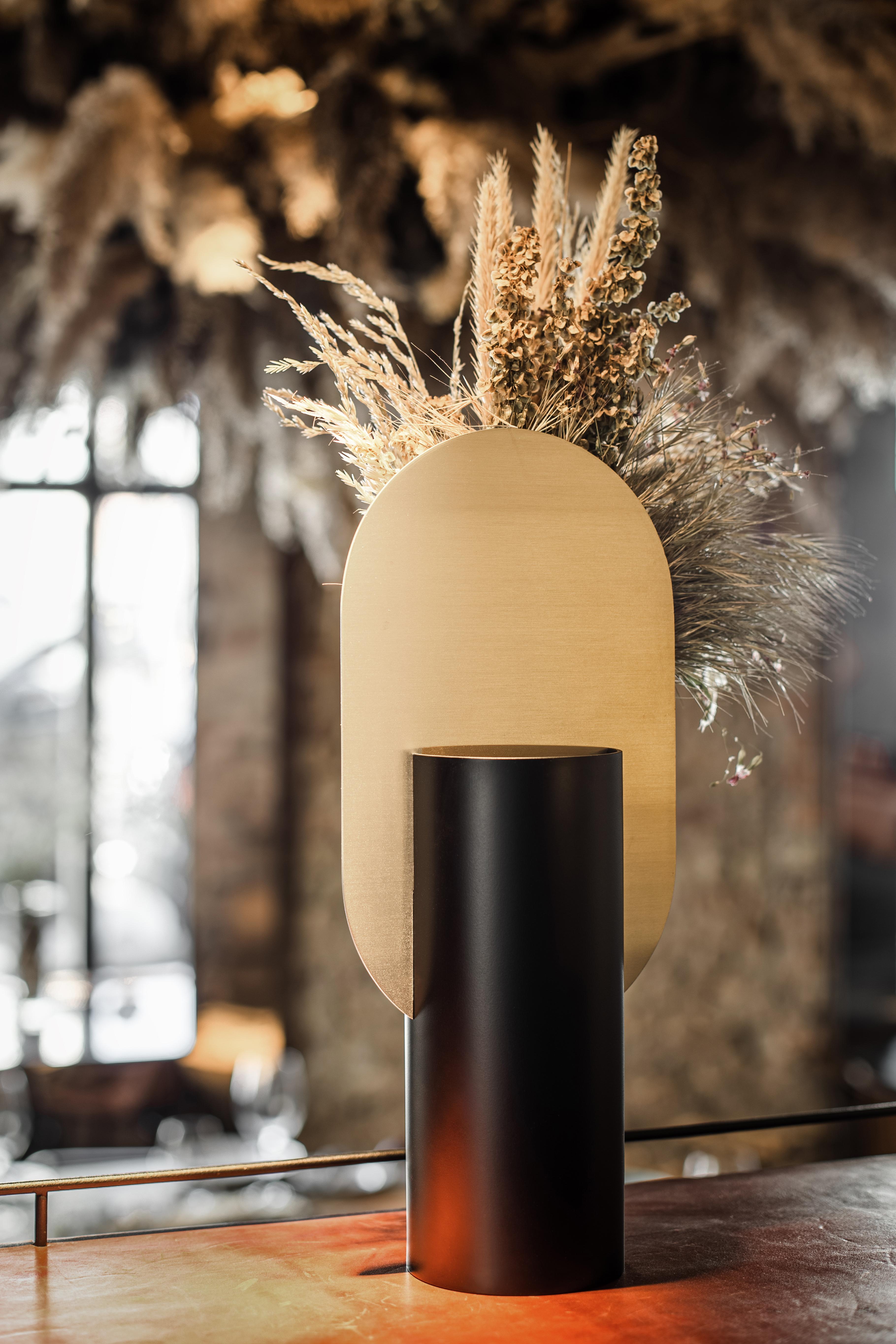 Ottone Vaso moderno Genke CS1 di Noom in ottone e acciaio in vendita