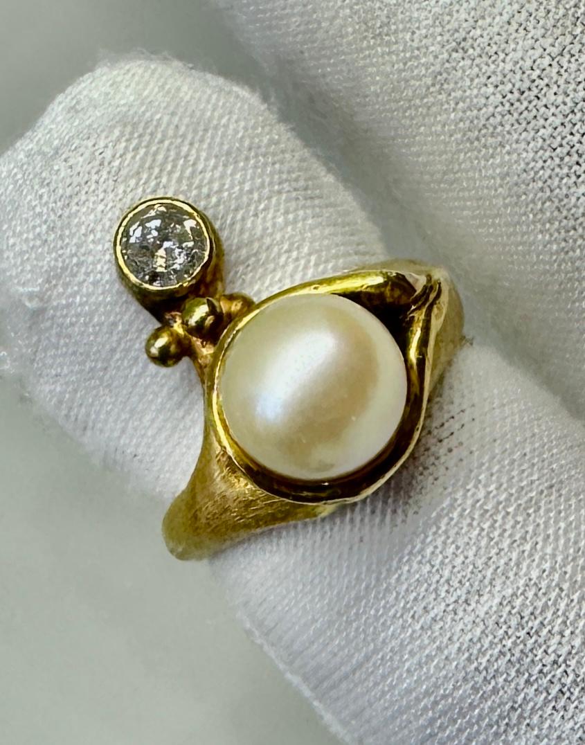 This is a stunning 1/3 Carat Diamond and Pearl Ring in an organic nature inspired design by the acclaimed master jeweler Gennady Osmerkin (Russian American, 1946-2019) in 18 Karat brushed yellow gold.  The magnificent jewel exemplifies the refined