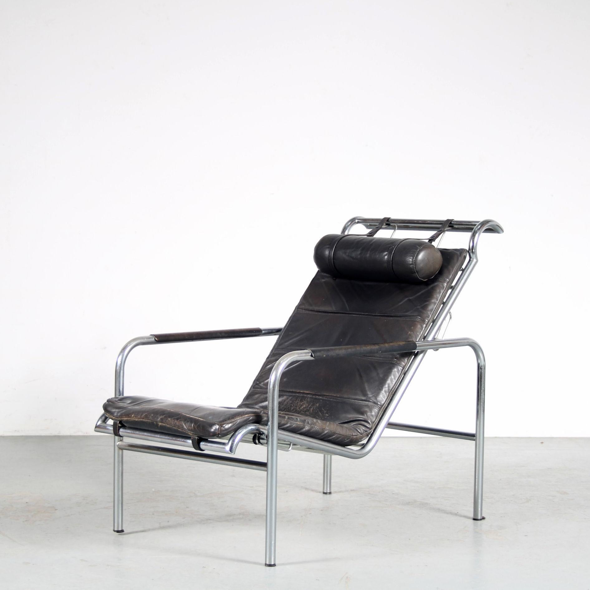 A beautiful 1980s edition of the 1930s “Genni” chair, designed by Gabriele Mucchi and manufactured by Zanotta in Italy.

This impressive lounge chair has a unique style, made of tubular chrome plated metal bent into rectangular shapes with rounded