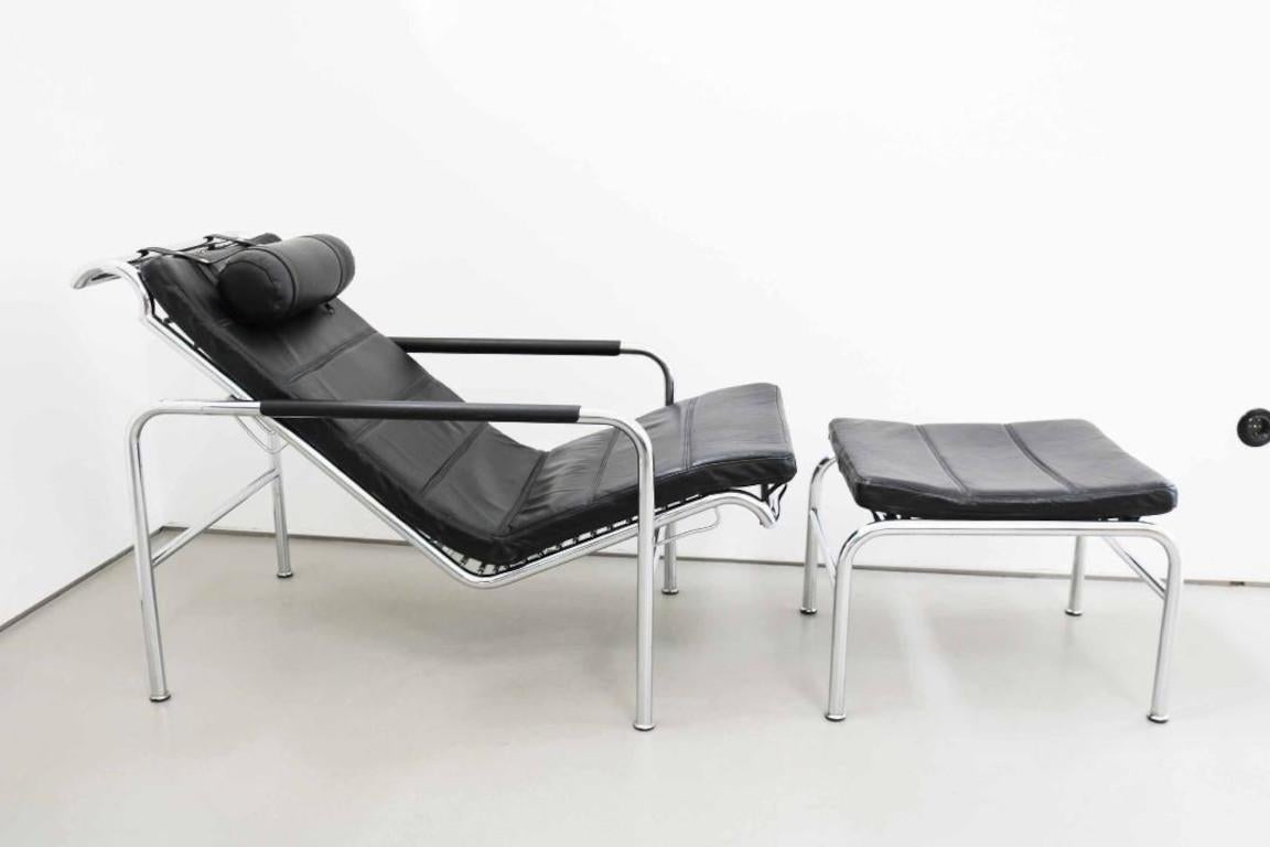 Zanotta chaise in black leather with stool. The measurements given apply to the lounger which is adjustable in height (from 71 - 82 cm). The stool measures 55cm x 45cm x 35cm height.