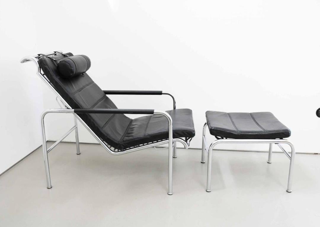Genni Chaise oder Loungesessel + Hocker von Gabriele Mucchi aus schwarzem Leder und Chrom (Italienisch) im Angebot