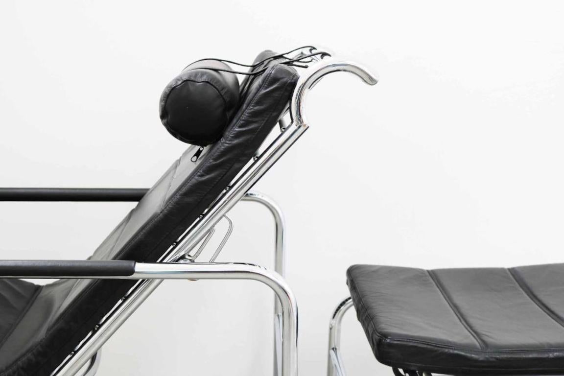 Genni Chaise oder Loungesessel + Hocker von Gabriele Mucchi aus schwarzem Leder und Chrom im Zustand „Gut“ im Angebot in Berlin, DE