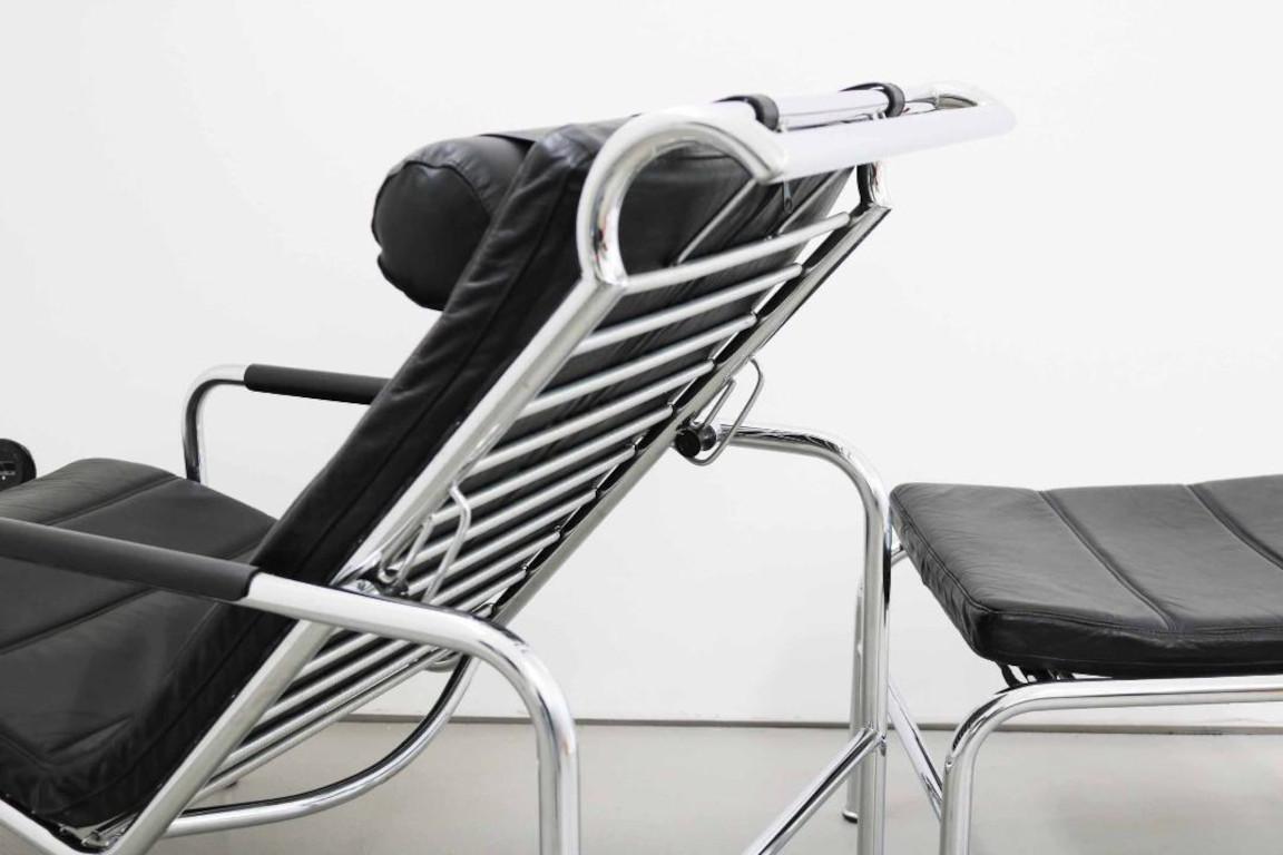 Genni Chaise or Lounge Chair + Stool by Gabriele Mucchi in black leather chrome In Good Condition For Sale In Berlin, DE