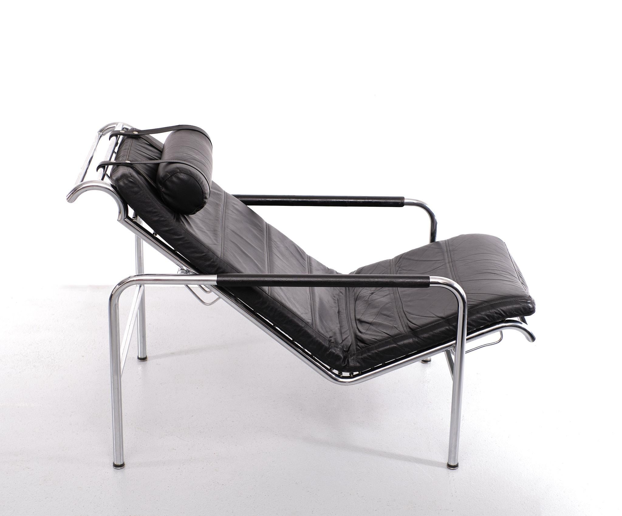 Genni chaise longue, design by Gabriele Mucchi for Zanotta. Designed in 1935 by Gabriele Mucchi, the Genny chaise longue is as elegant and modern as ever. This comfortable chaise longue is perfect for elegant lounges and living rooms.

The sleek