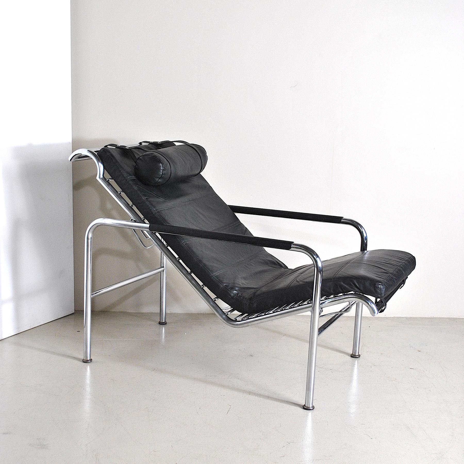 Genni model chaise longue designed by Gabriele Mucchi for Zanotta, early 80's production.