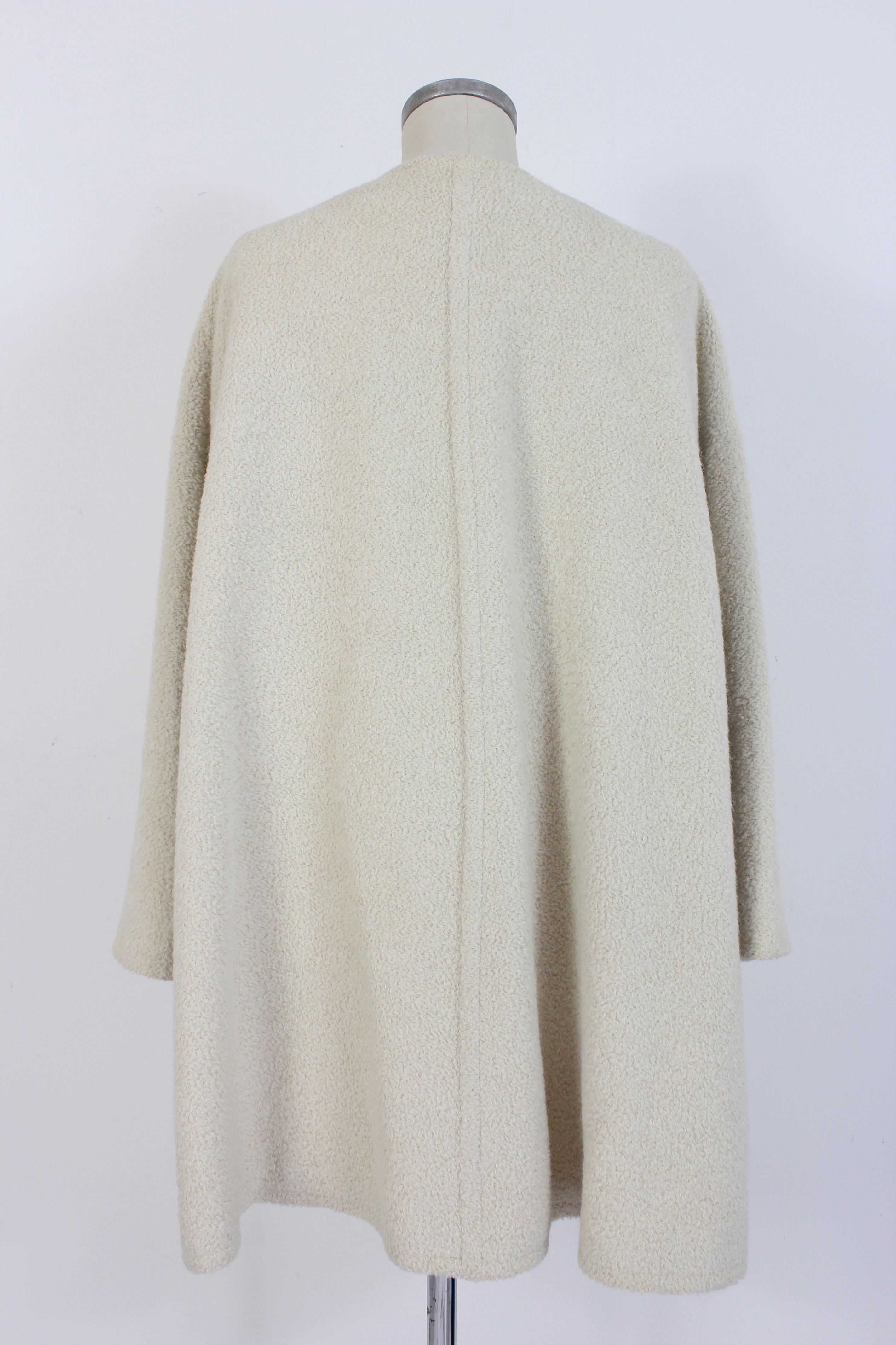 Genny vintage 80s women's coat. Short cape model, without buttons, beige color, in bouclé. Fabric 51% alpaca, 49% wool, internally lined. Made in Italy.

Condition: Excellent

Item used a few times, remains in excellent condition. There are no