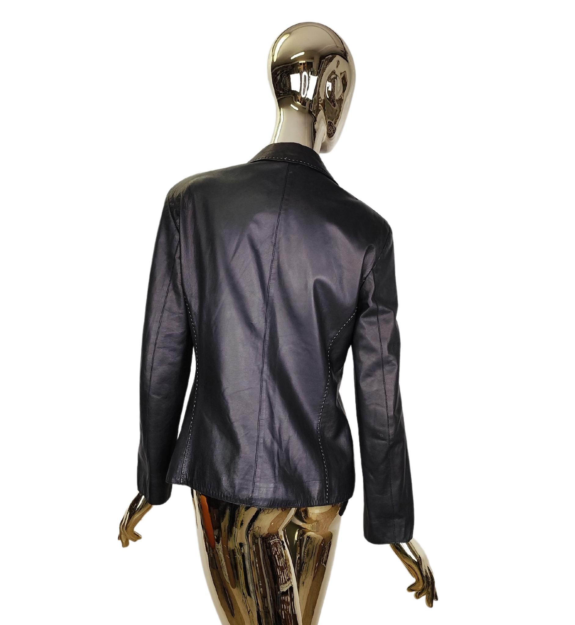 Genny blazer
Black leather
White contrast stitching
Lined

Marked size 42 IT
Measurements:
shoulders 44.5 cm - 17.5 in
bust 101.5 cm - 40 in
waist 89 cm - 35 in
hips 96.5 cm - 38 in
length 61 cm - 24 in

Great conditions
Minor signs of use and flaws