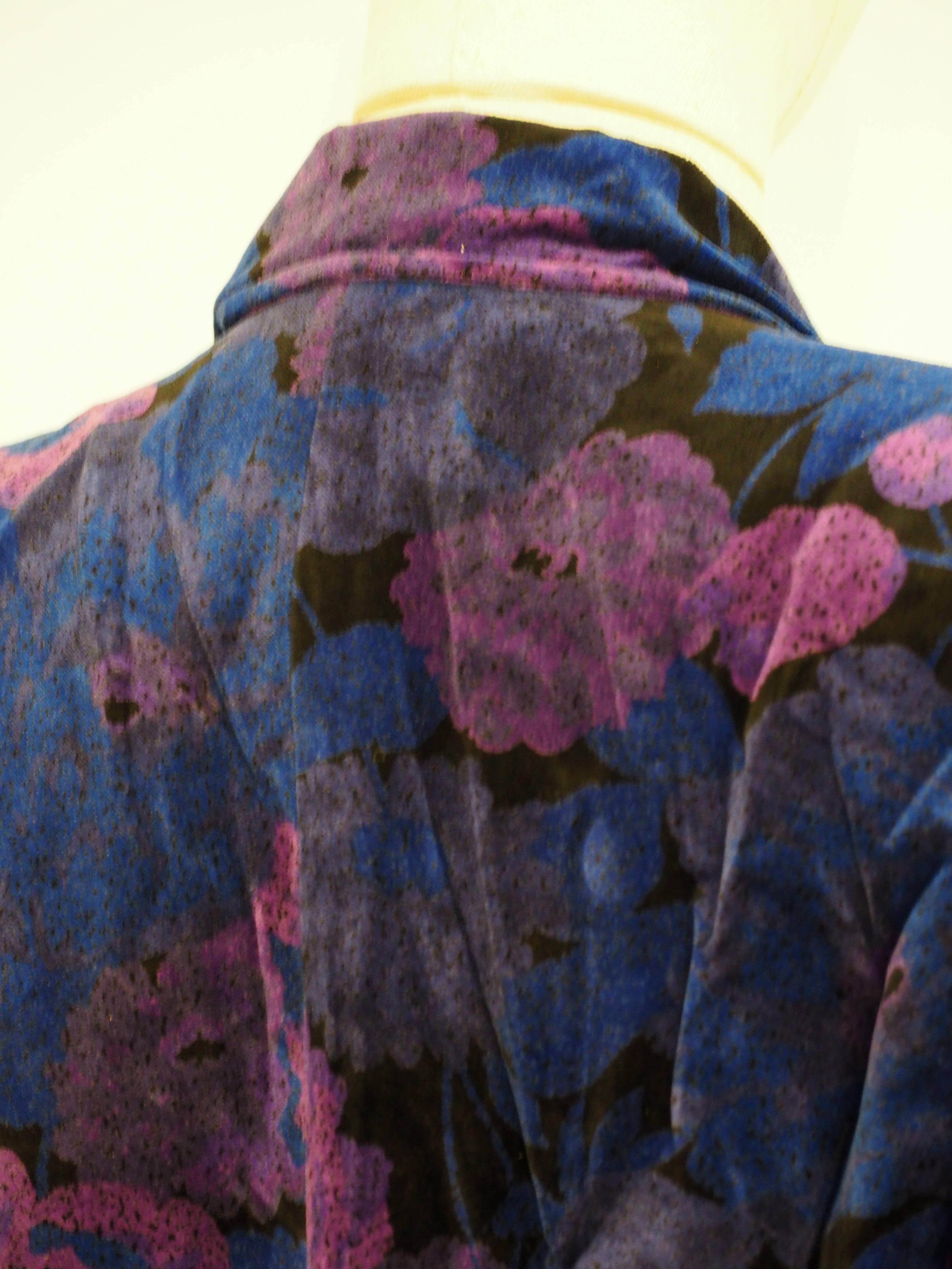 Genny blue purple velvet jacket
totally made in italy in size 42
composition is wool
lining cotton and viscose