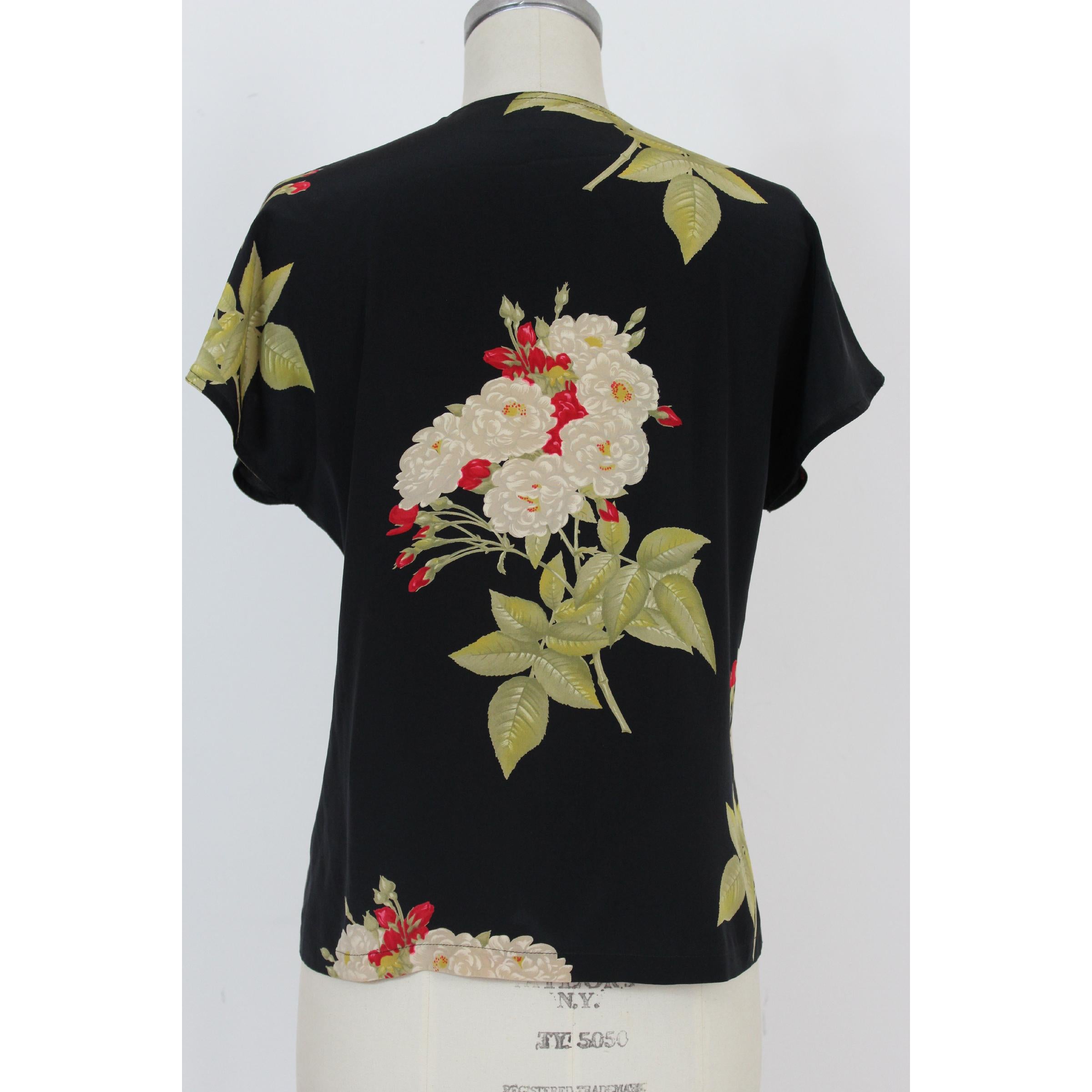 Vintage women's shirt Genny by Gianni Versace, 80's. Floral pattern with black background, 100% silk, short sleeve. Made in Italy. Excellent vintage condition. 

Size: 44 It 10 Us 12 Uk 

Shoulder: 44 cm 
Bust/Chest: 50 cm 
Sleeve: 12 cm 
Length: 61
