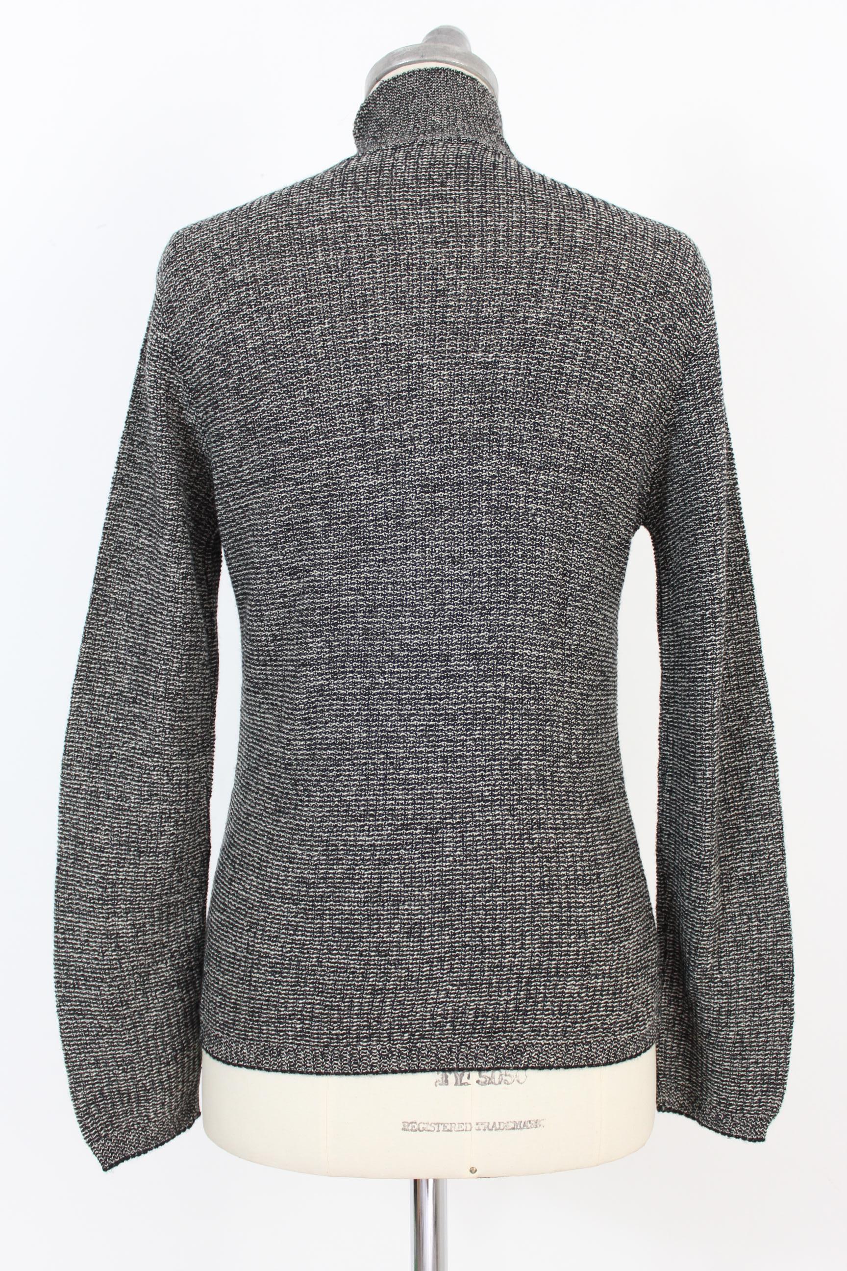 Genny vintage cashmere sweater 80s. Turtleneck model with salt and pepper texture. Warm and soft. Casual style. Composition 57% wool, 38% kashmir, 5% polyester. Made in Italy. Excellent vintage conditions.

Size: 42 It 8 Us 10 uk

Shoulder: 42 cm