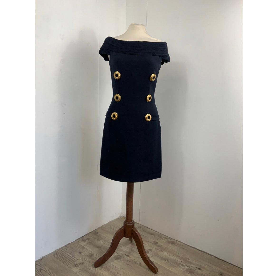 Genny dress.
In navy blue silk. Lined in polyester.
Features fake pockets.
Golden jewel buttons.
Back zip closure.
Italian size 40.
Shoulders 44 cm
Bust 40cm
Length 85 cm
In good general condition, it shows signs of normal use