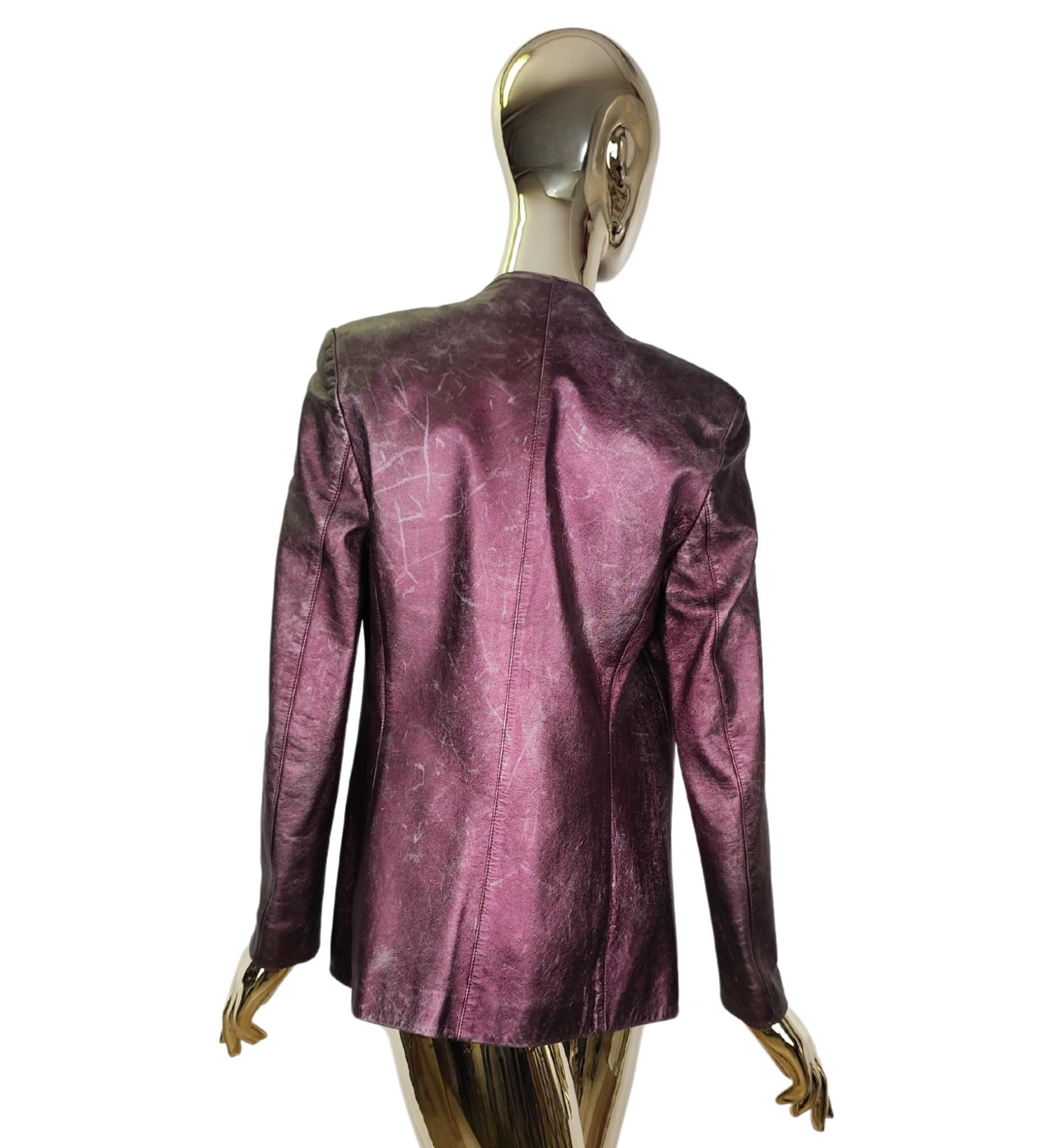 Genny Jacke und Oberteil im Set
Lila Metallic-Leder
Distressed-Effekt
Gefüttert
Offener Blazer mit gepolsterten Schultern
Seitlicher Reißverschluss an der Oberseite

Kein Label für die Größe

Obere Abmessungen:
Büste 86 cm - 33.5 in
Taille 74 cm -
