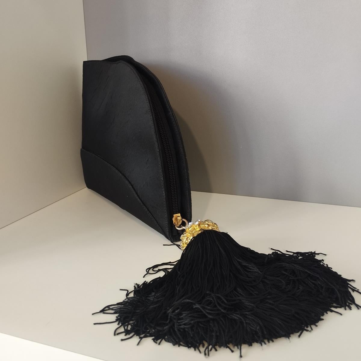 Vintage
Textile
Golden metal with  crystals
Black color
Zip closure
Cm 26 x 20 (10,2 x 7,8 inches)
Free Express shipping via Fedex or DHL