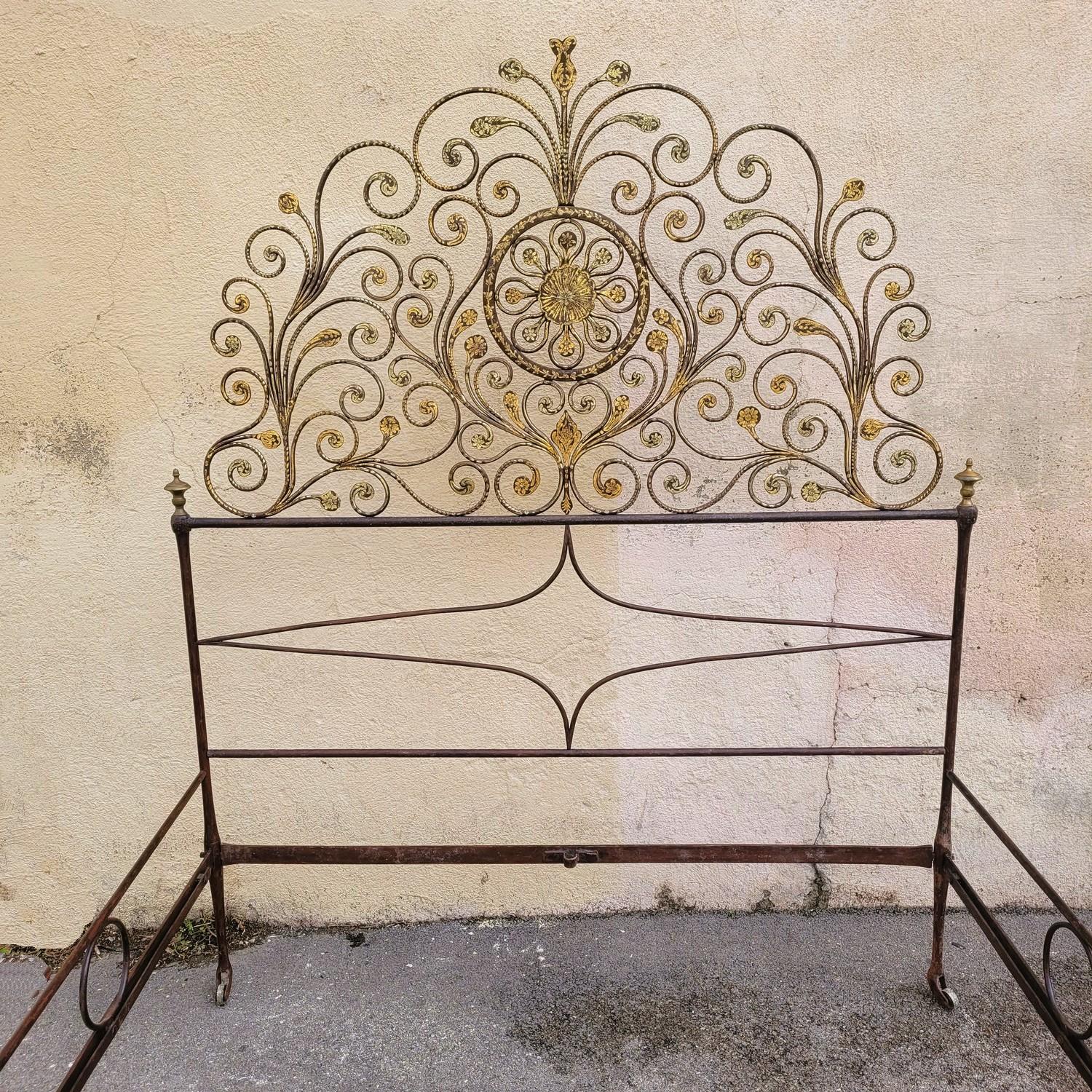 Beautiful iron bed painted in brown-burgundy, with a decoration of flowers and foliage enhanced with gold, and bronze endinds  

Good general condition, wear to the patina  

Italian work, Genoa, early 19th century  

Total dimensions of the bed: