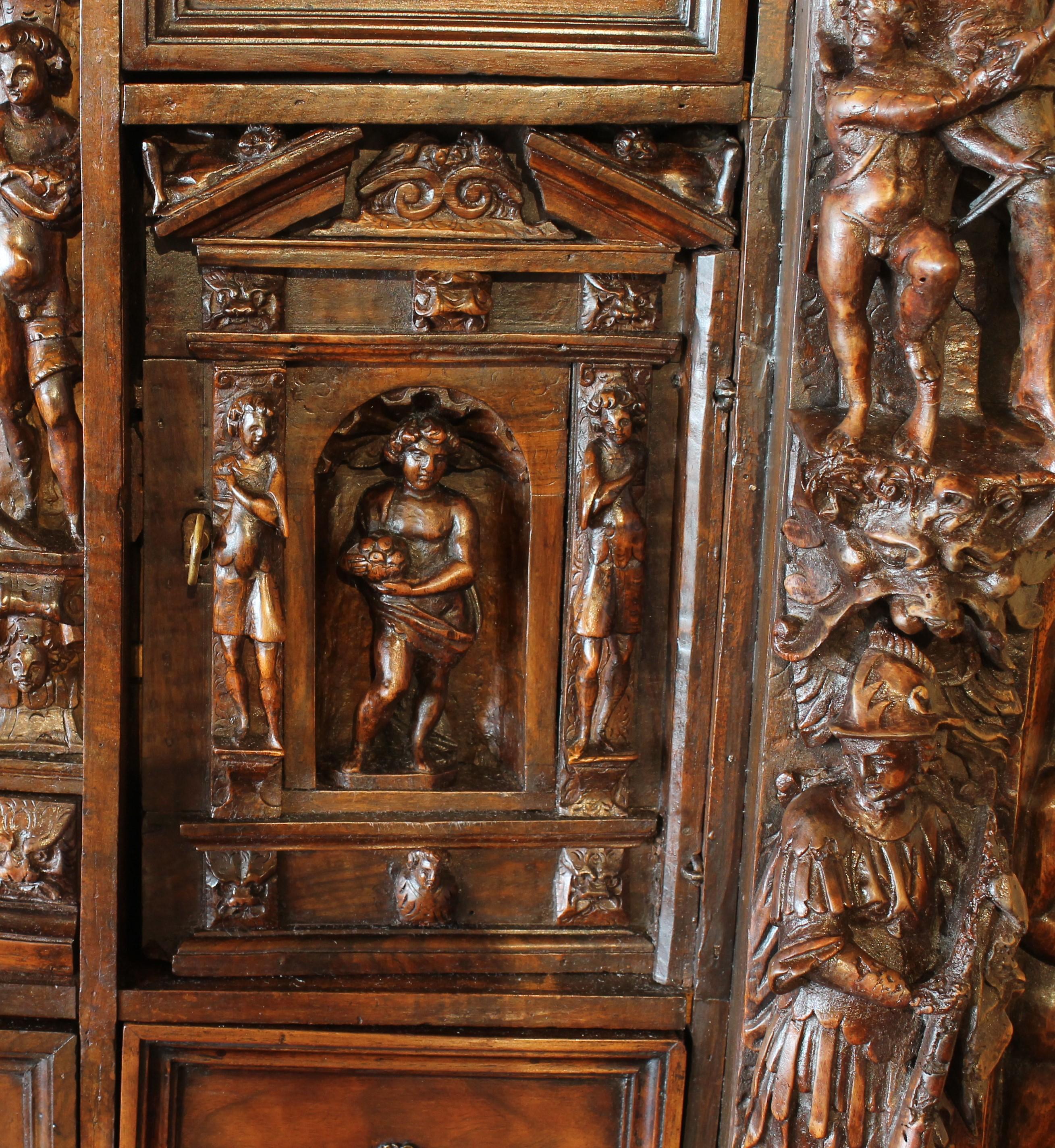 Genoese Cabinet Called Stipo From The Renaissance Period In Walnut - 16th Centur For Sale 5