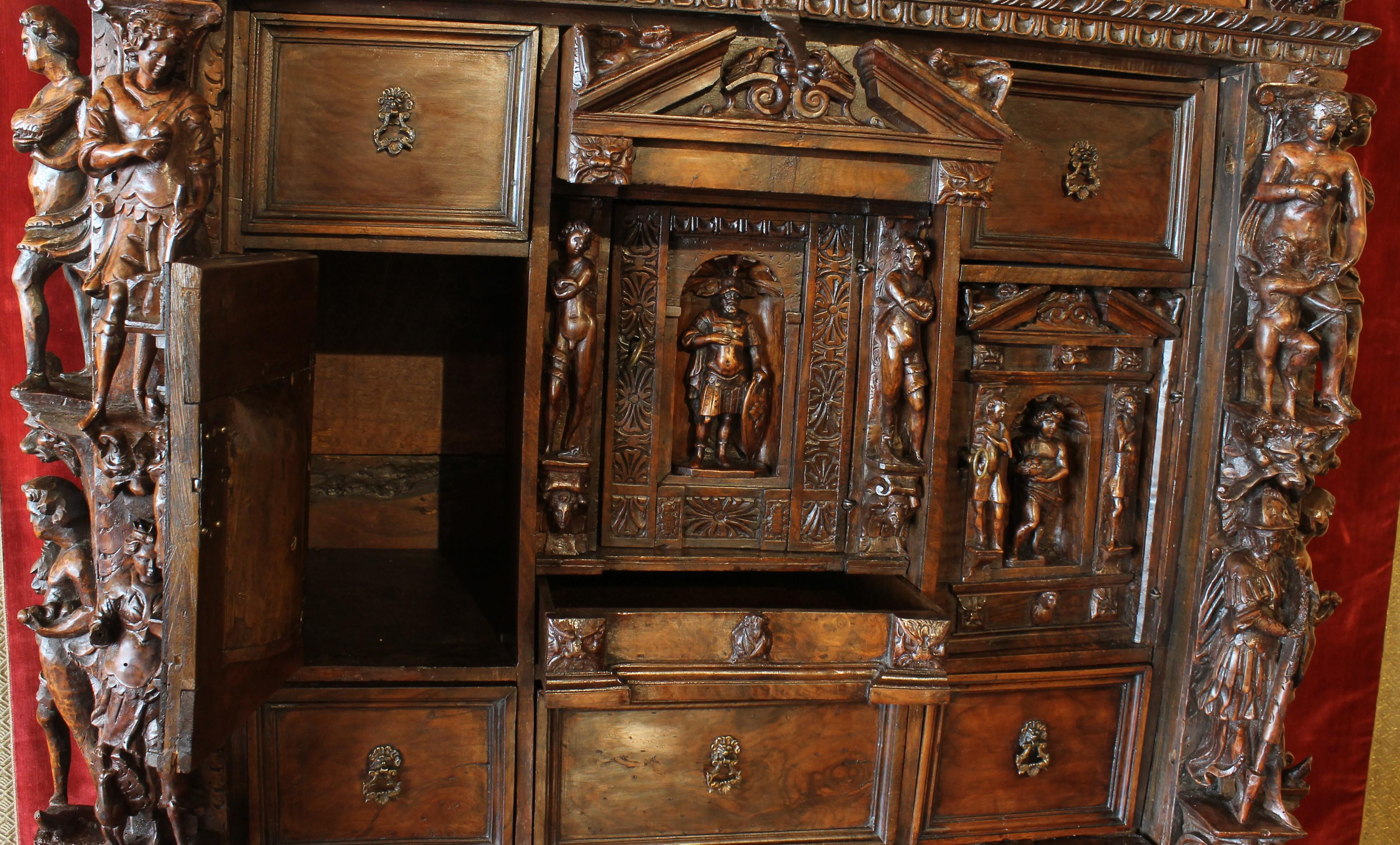 Genoese Cabinet Called Stipo From The Renaissance Period In Walnut - 16th Centur For Sale 6
