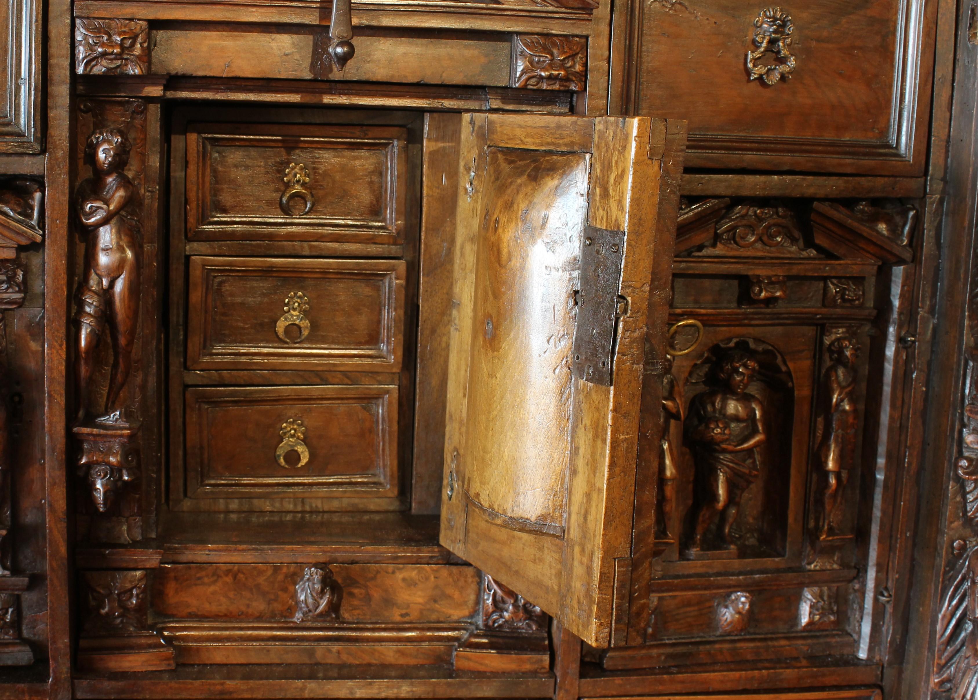 Genoese Cabinet Called Stipo From The Renaissance Period In Walnut - 16th Centur For Sale 7
