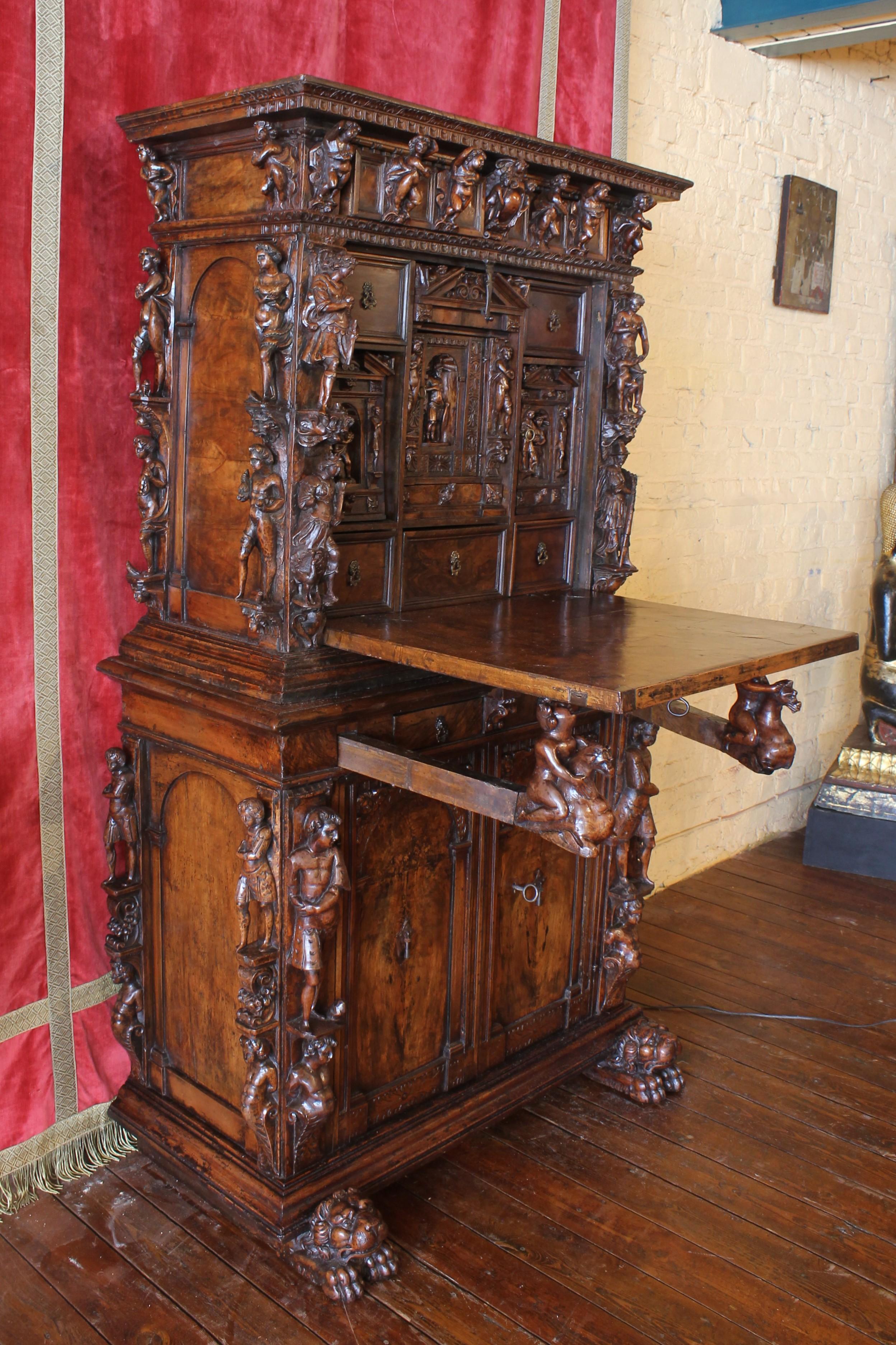 Genoese Cabinet Called Stipo From The Renaissance Period In Walnut - 16th Centur For Sale 10