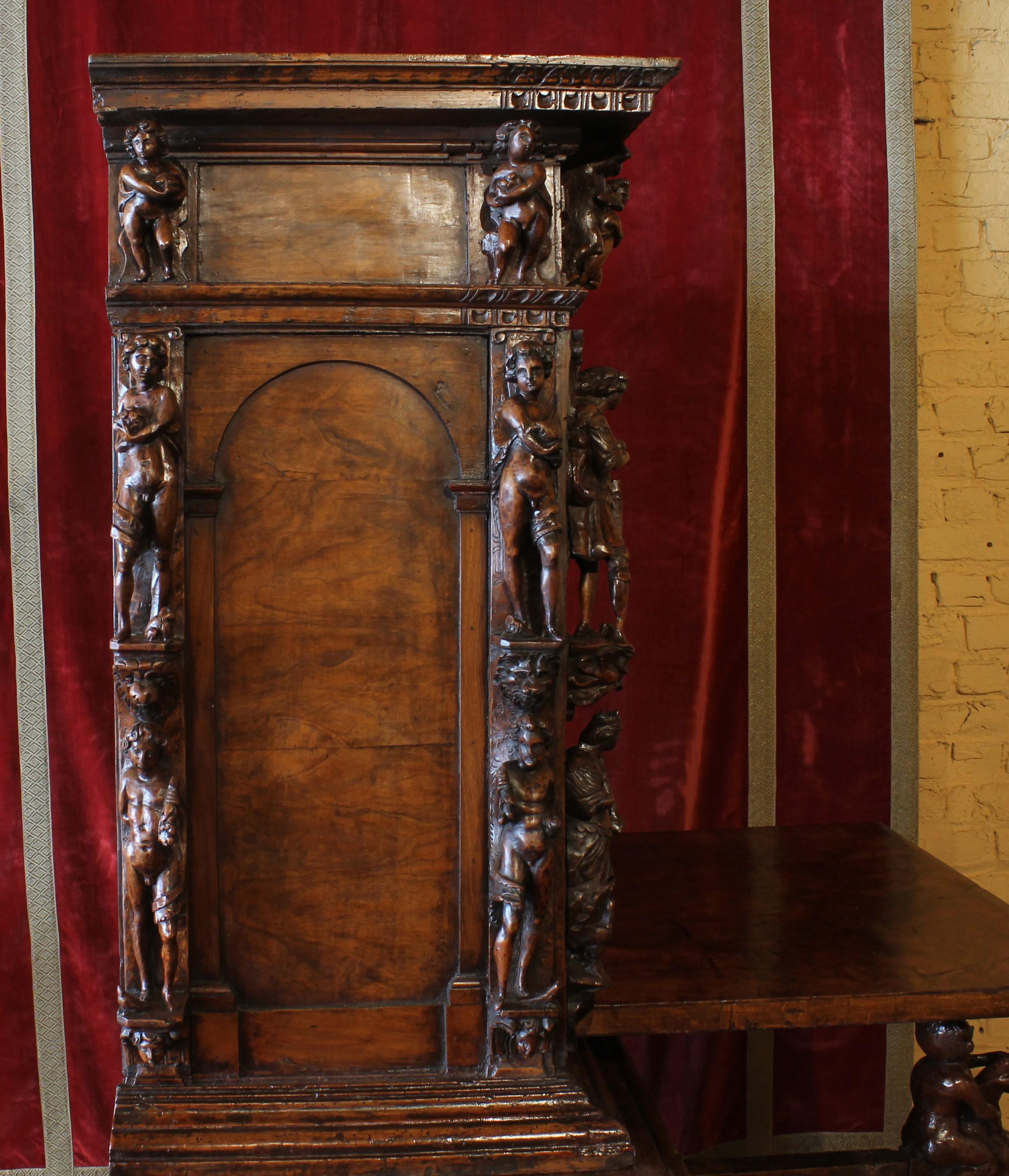 Genoese Cabinet Called Stipo From The Renaissance Period In Walnut - 16th Centur For Sale 11