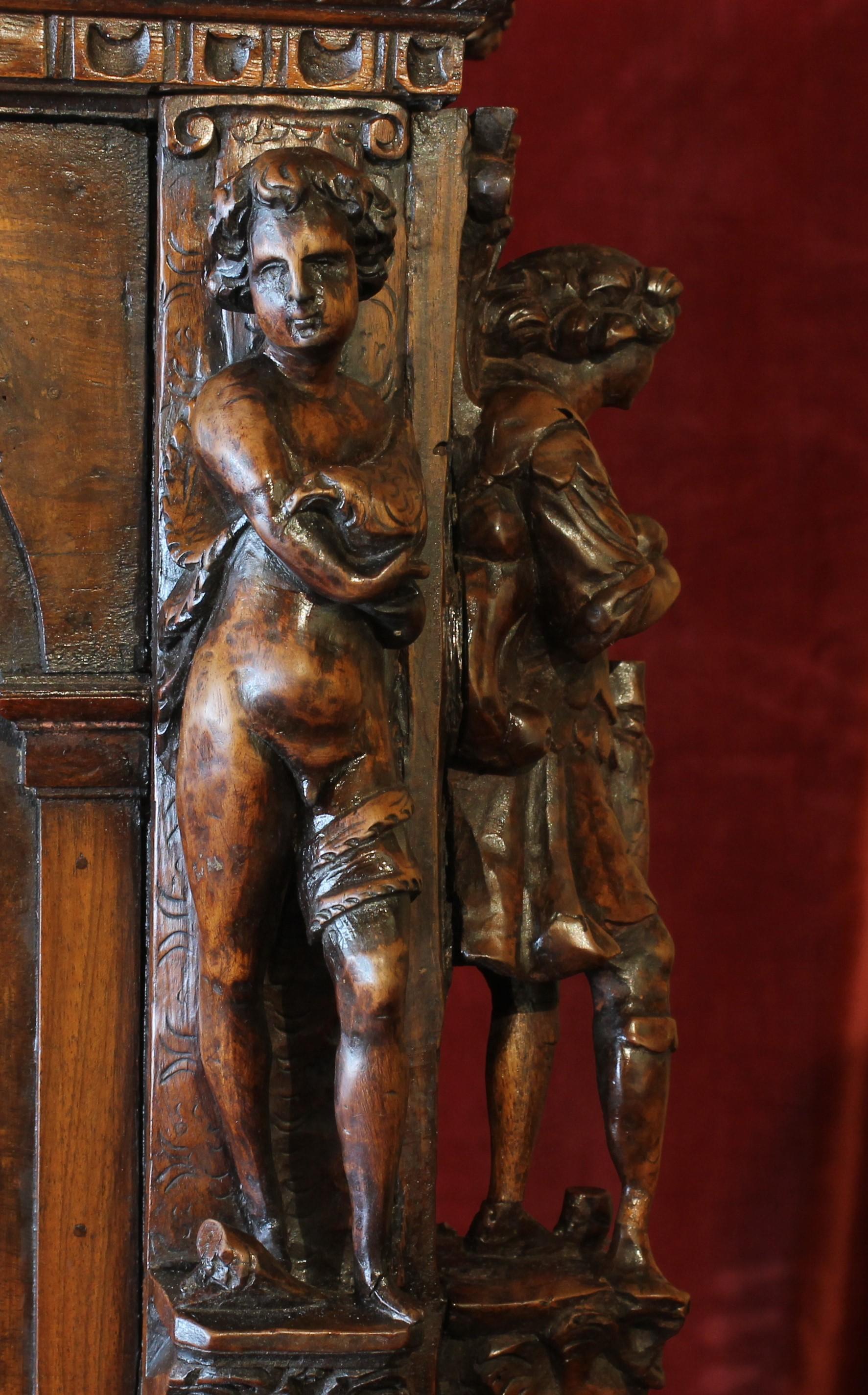 Genoese Cabinet Called Stipo From The Renaissance Period In Walnut - 16th Centur For Sale 13