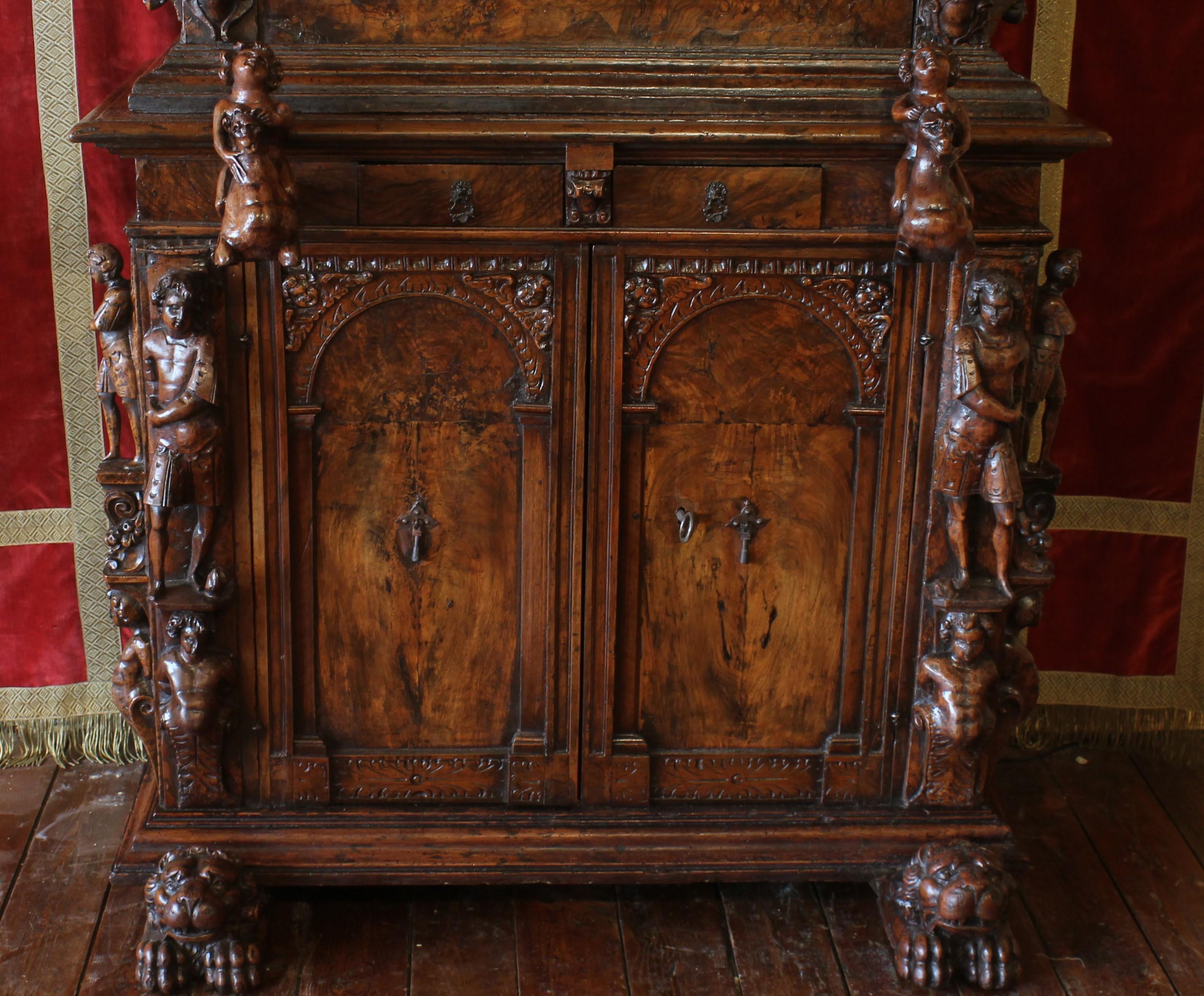 Genoese Cabinet Called Stipo From The Renaissance Period In Walnut - 16th Centur In Good Condition For Sale In Brussels, Brussels