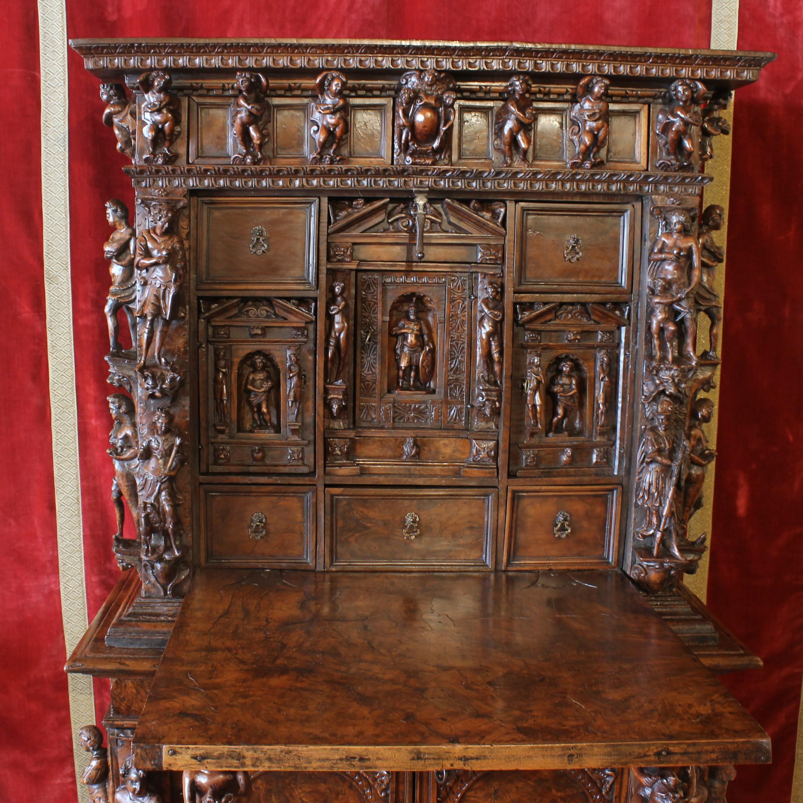 Genoese Cabinet Called Stipo From The Renaissance Period In Walnut - 16th Centur For Sale 3