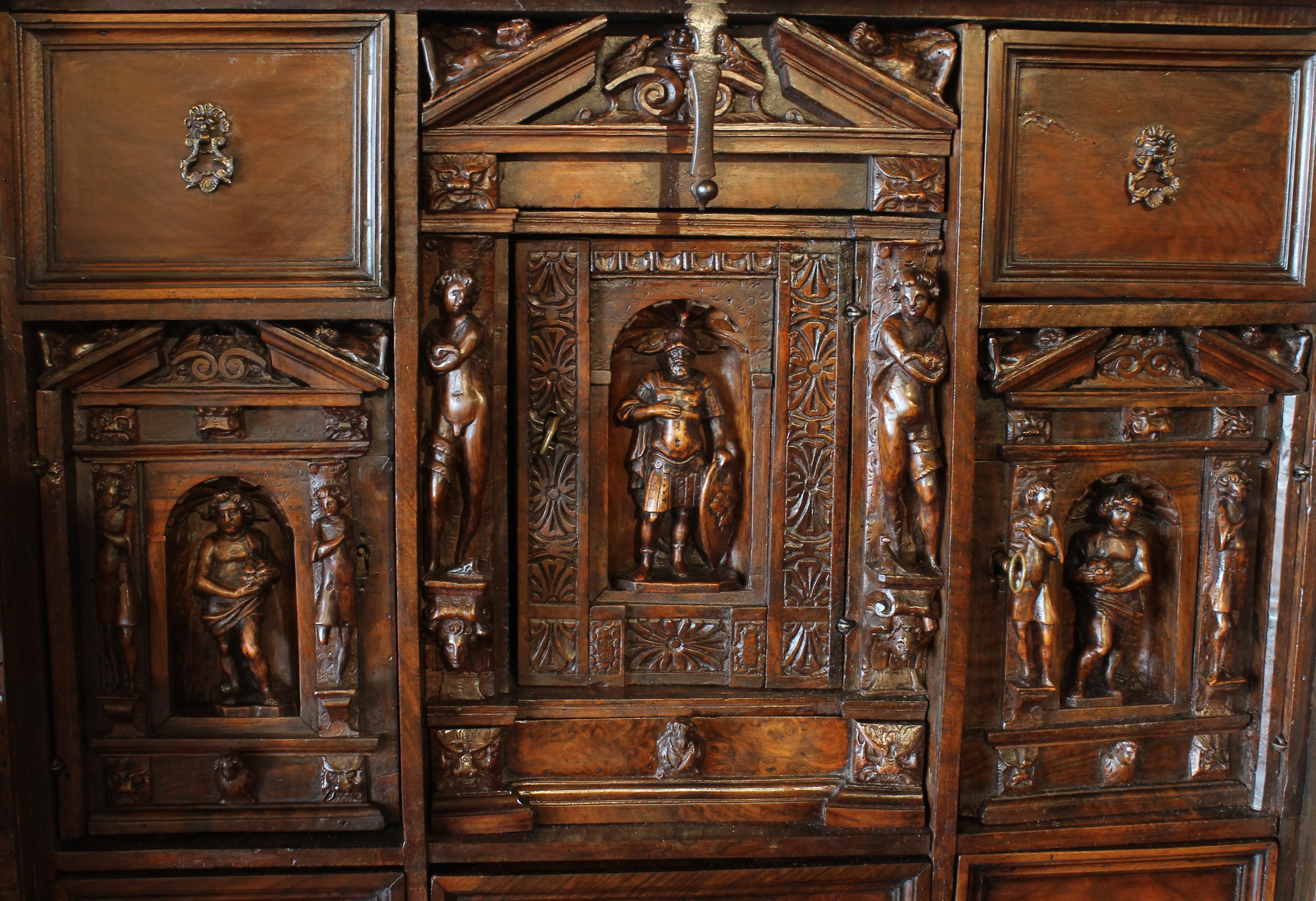 Genoese Cabinet Called Stipo From The Renaissance Period In Walnut - 16th Centur For Sale 4