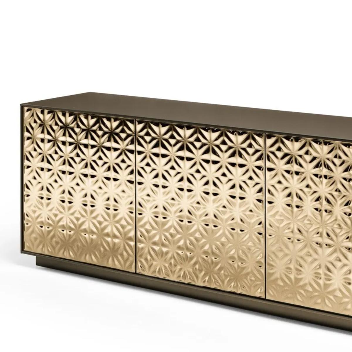 Buffet Genova Bronzed avec structure en bois laqué gris,
avec 4 portes en verre bronzé fusionné, épaisseur 6mm, avec motif. Buffet avec
étagères intérieures en verre fumé trempé, épaisseur 8mm.
Également disponible sur demande avec des portes en