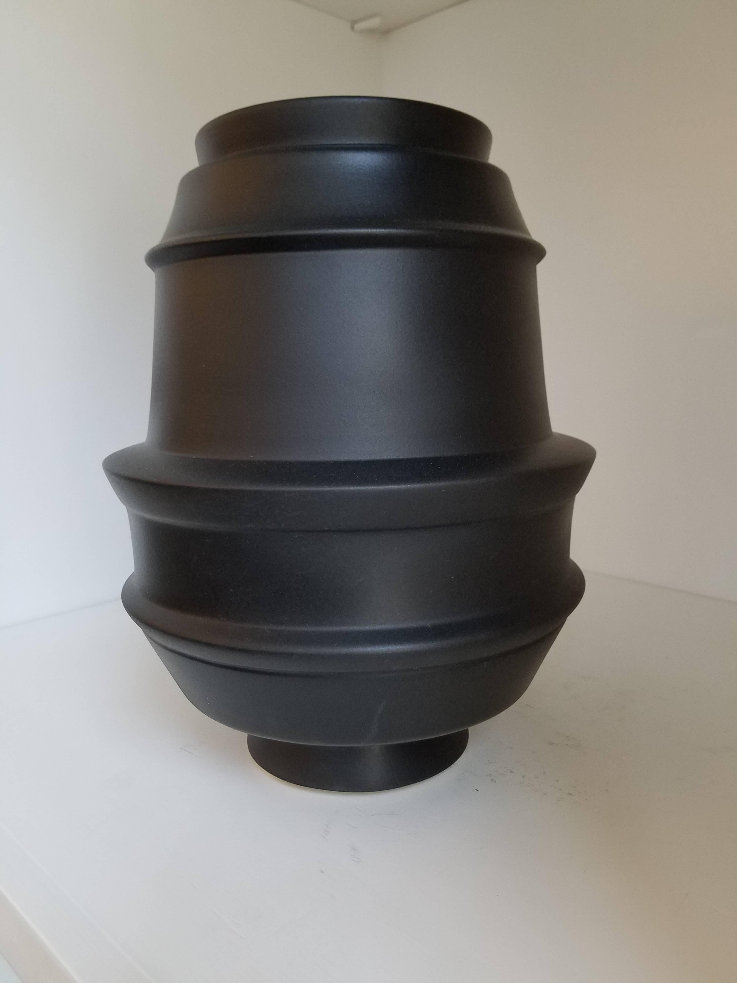 Creati utilizzando una tecnica tradizionale di lastra di argilla per modellare tutti i modelli di vaso in edizione limitata, colati a scorrimento e rifiniti a mano con strati di smalto e cotture multiple. Design scultoreo e funzionale, anche gli
