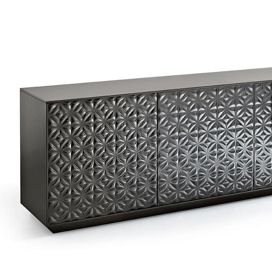Credenza Genova Smocked con struttura in legno laccato grigio scuro,
con 3 ante in vetro fuso a punto croce, spessore 6 mm, con motivo. Credenza con
ripiani interni in vetro temperato fumé, spessore 8 mm.
Disponibile su richiesta anche con ante in