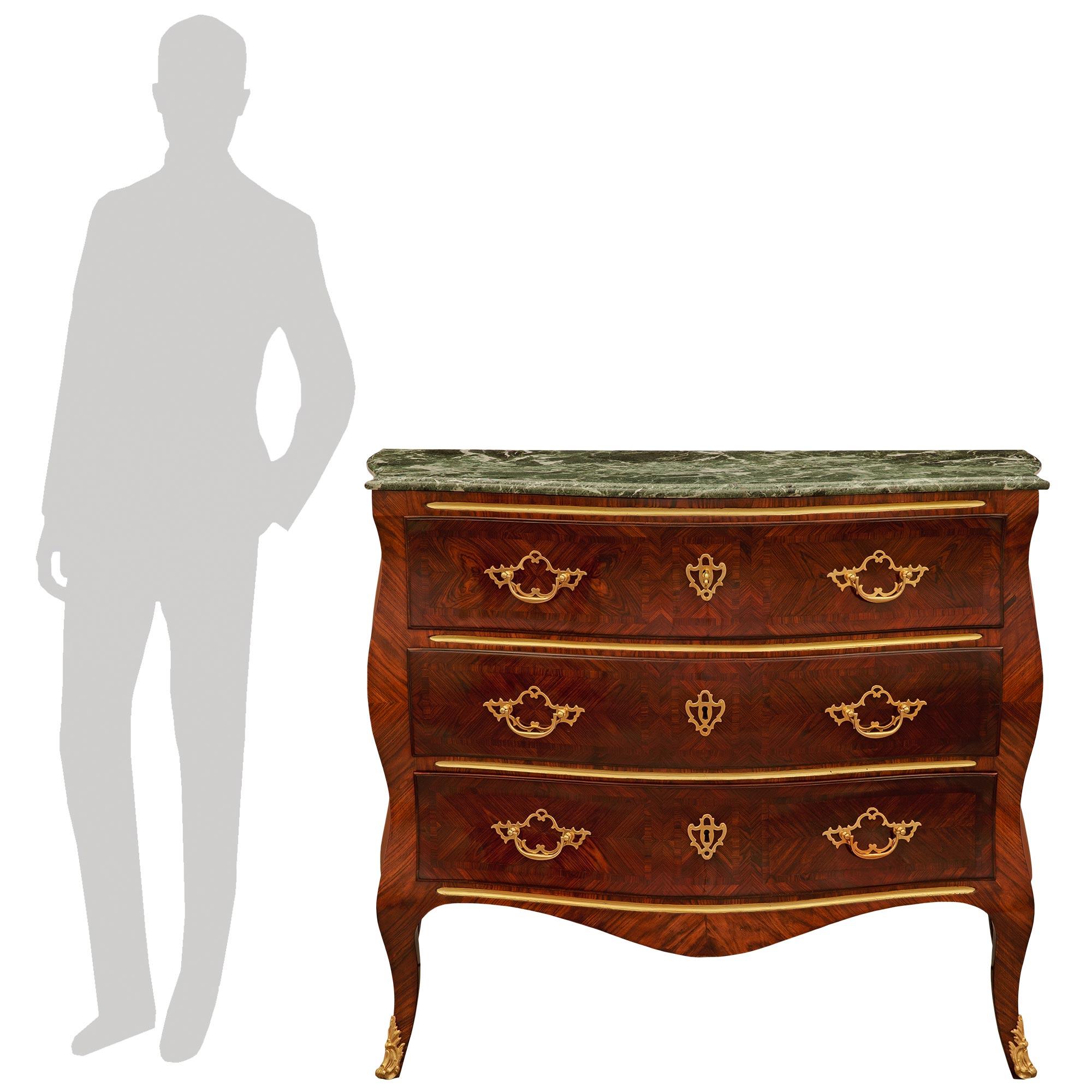Impresionante cómoda genovesa del siglo XIX de estilo Luis XV. Cómoda de madera de palisandro, mármol y ormolu. Esta impresionante cómoda italiana se alza sobre esbeltas patas cabriolé con elegantes sabots foliados de Ormolu. Sobre el precioso