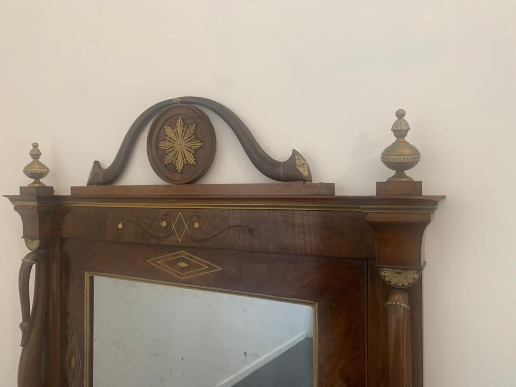 Genovesischer Spiegel mit Intarsien aus Nussbaumholz und kleinen Teilen aus Messing (Spätes 19. Jahrhundert) im Angebot
