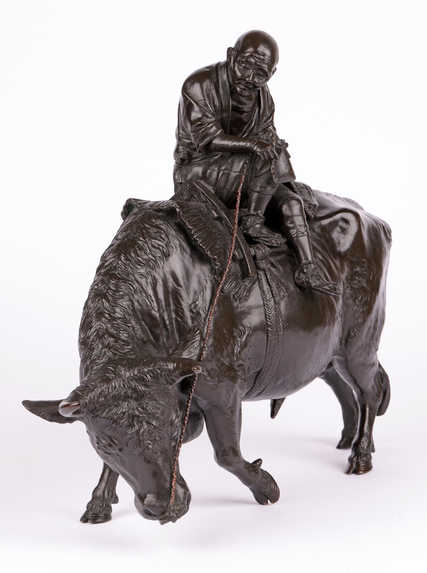 Genryusai Seiya Escultura japonesa Meiji de hombre y búfalo de agua sobre peana en venta 3
