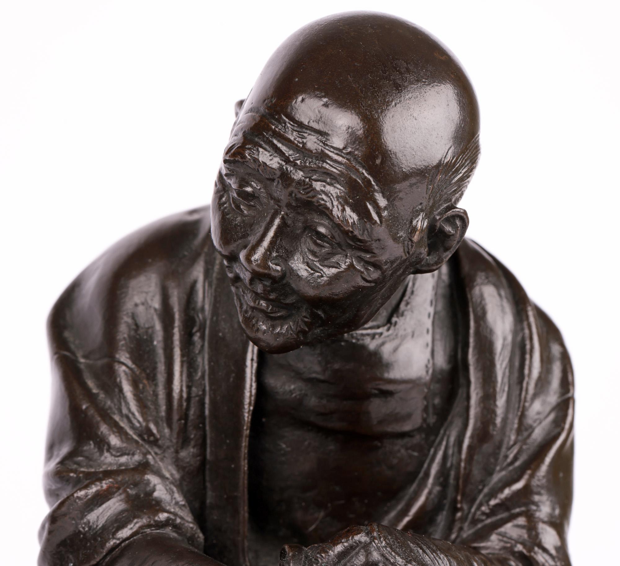 Genryusai Seiya Escultura japonesa Meiji de hombre y búfalo de agua sobre peana en venta 1