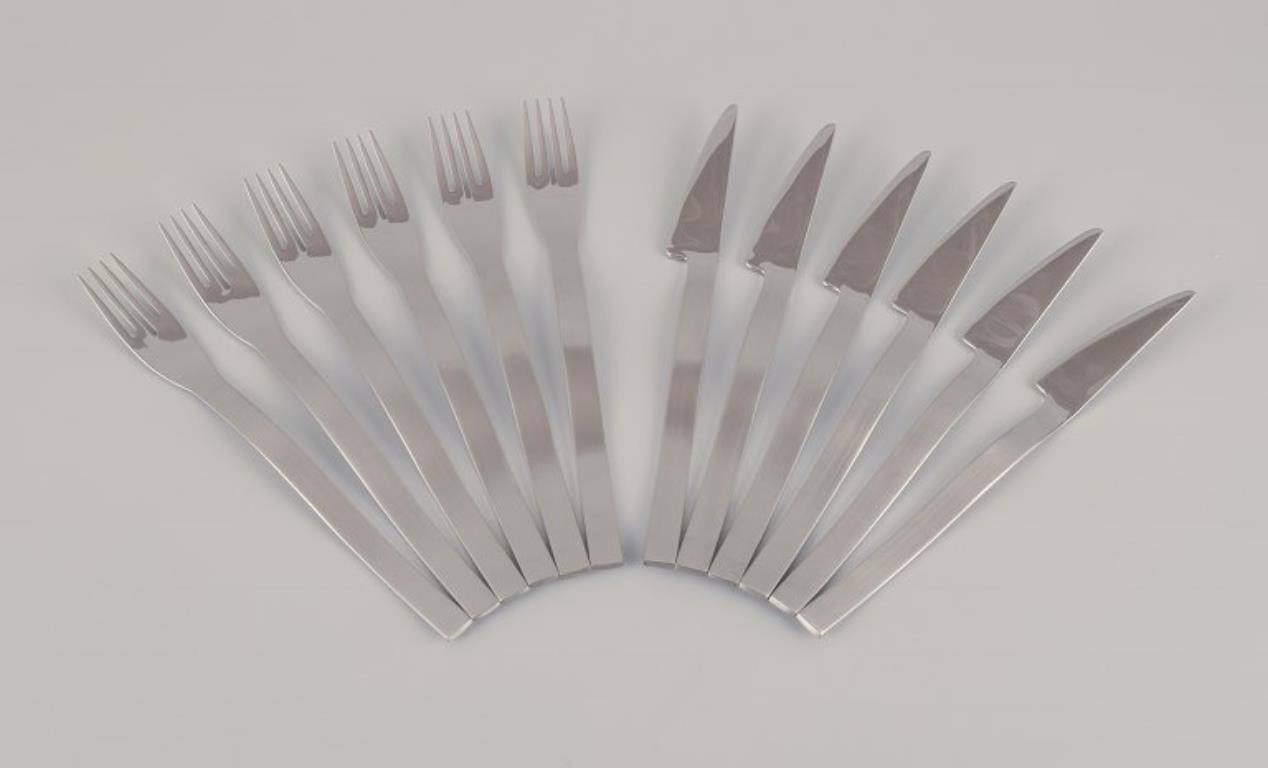 Gense, Sweden.
Fish cutlery for six people consisting of six knives and six forks.
Stainless steel.
Late 20th century.
In perfect condition. Like new.
Knife: L 20.0 cm.
Fork: L 20.0 cm.