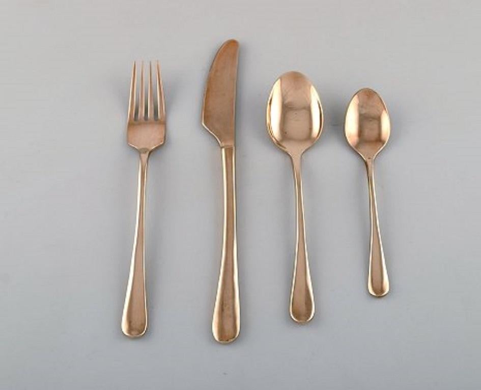 Gense, Sweden. Lunch service in brass, 1960s.
Consisting of two lunch knives, two lunch forks, two lunch spoons and two teaspoons. Produced in Thailand for Gense.
In very good condition.
Stamped.
The knife measures: 21 cm.
 
  
