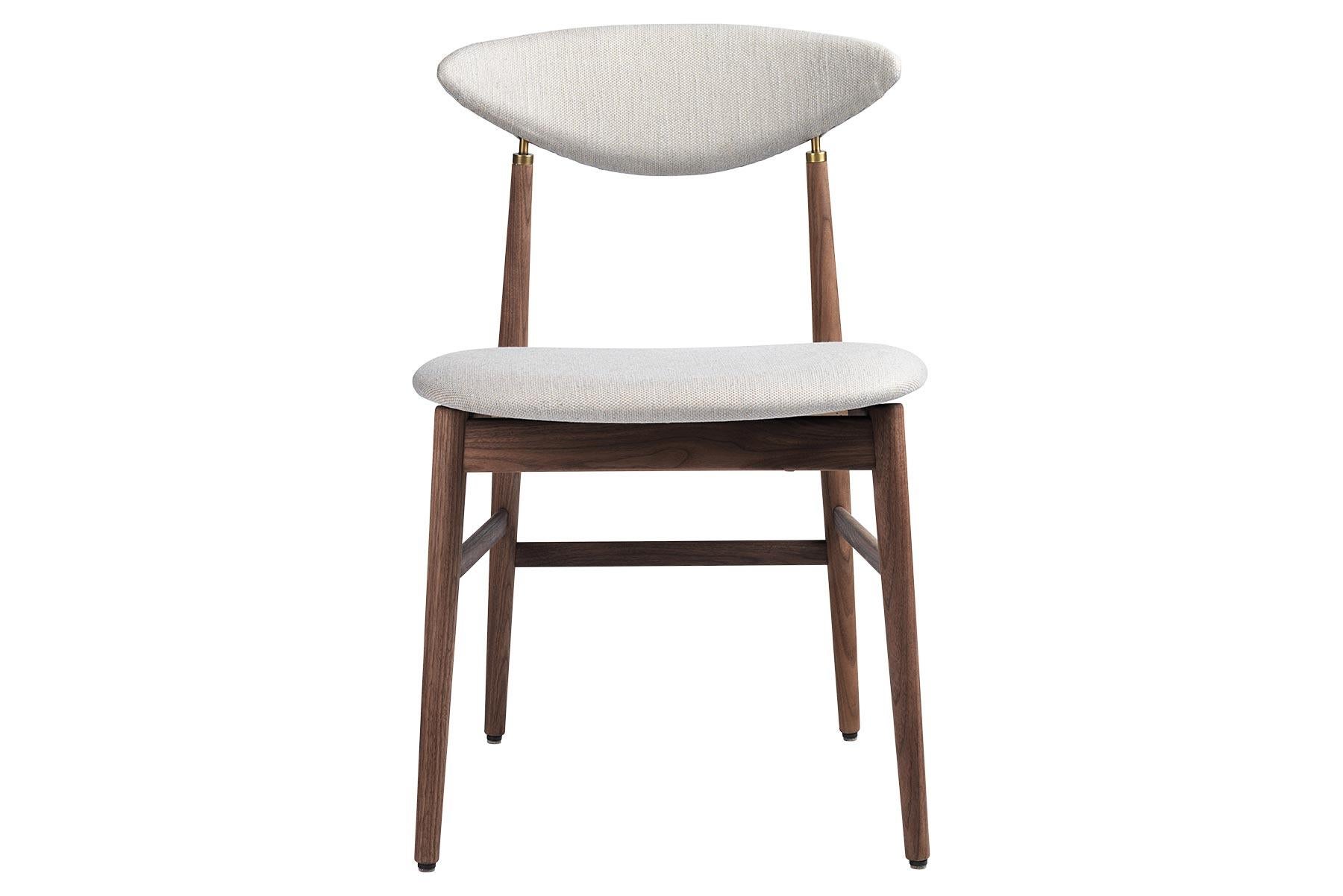 Designed by the design duo GamFratesi, the Gent dining chair is characterized by the contradiction between Scandinavian elegance and Italian dynamic lines. Strongly connected to the Masculo chair, the new Gent dining chair is characterized by a