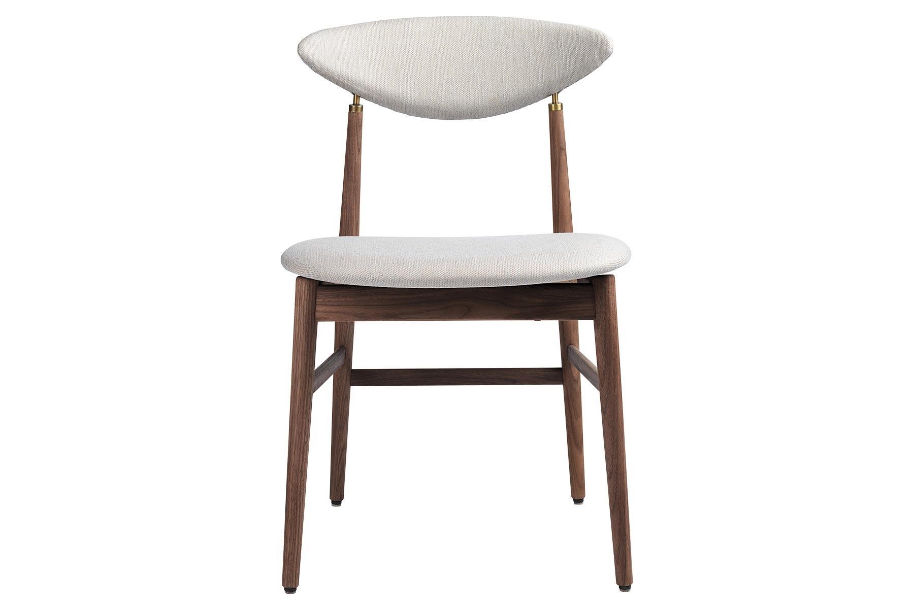 Conçue par le duo de designers GamFratesi, la chaise de salle à manger Gent se caractérise par la contradiction entre l'élégance scandinave et les lignes dynamiques italiennes. Fortement liée à la chaise Masculo, la nouvelle chaise de salle à manger