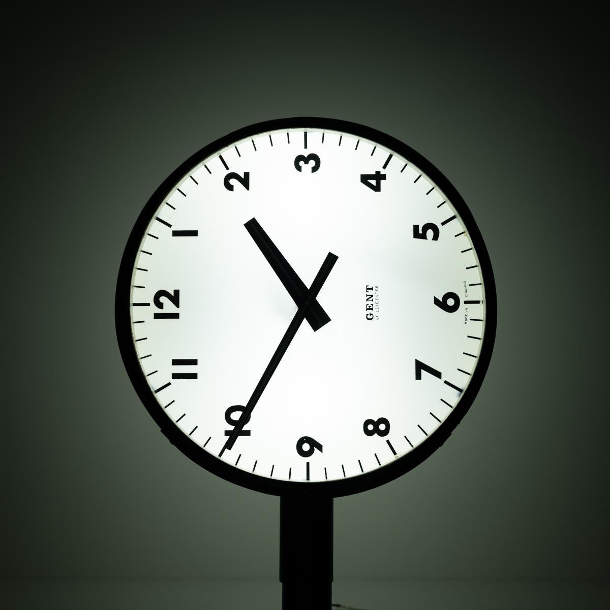 Milieu du XXe siècle Horloge de gare britannique à double face éclairée pour homme de Leicester en vente