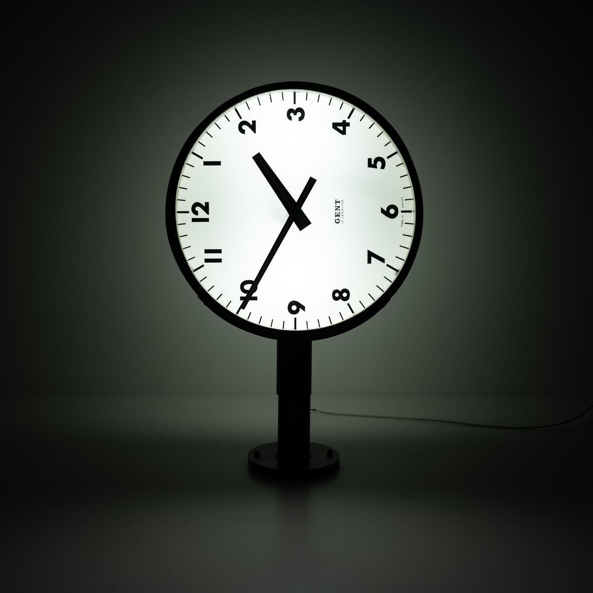 Acier Horloge de gare britannique à double face éclairée pour homme de Leicester en vente