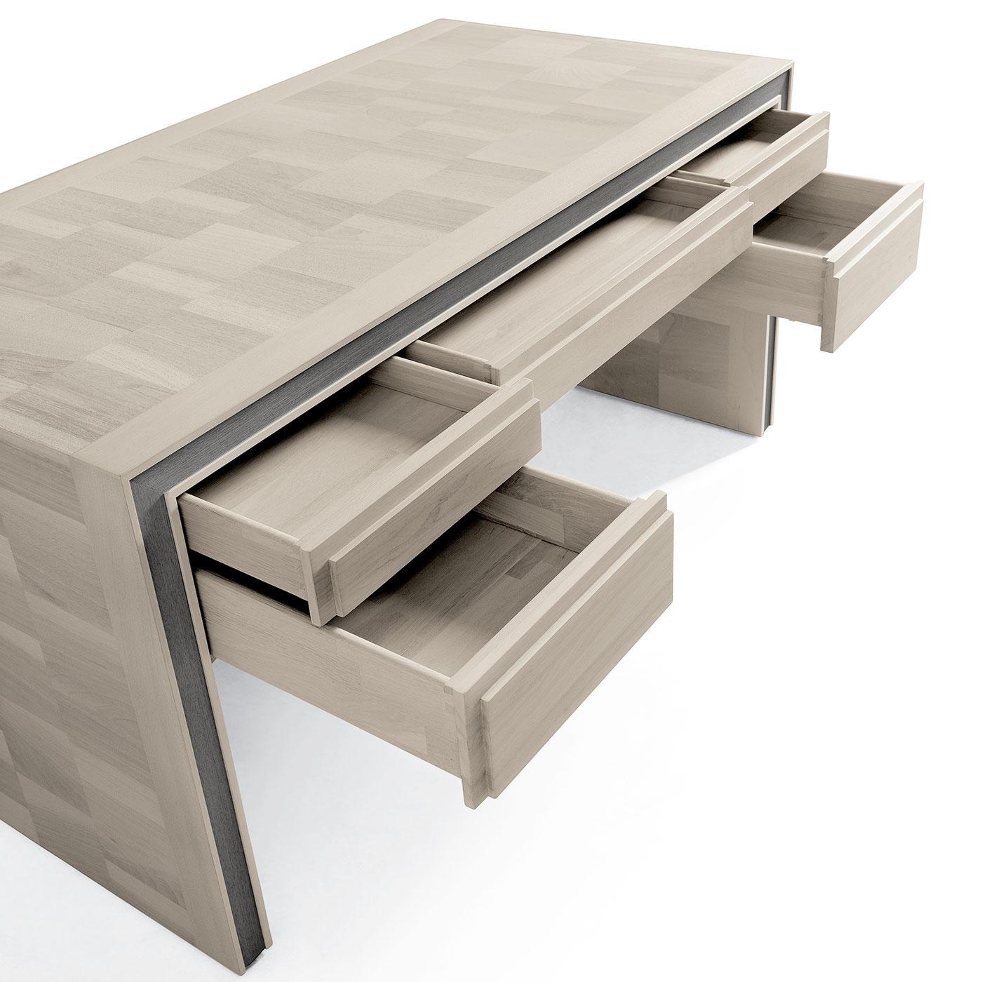 Der Massivholz-Schreibtisch Ideale vereint Ästhetik und Funktionalität. Ein Stück hochwertiger Handwerkskunst, das sowohl für den täglichen Gebrauch als auch für eine stilvolle Einrichtung geeignet ist. Der Schreibtisch verfügt über eine Platte aus