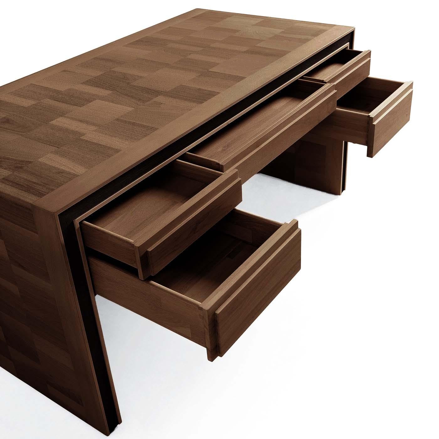 Escritorio Gentile by Dale Italia
Dimensiones: P 80 x An 158 x Al 76 cm.
Materiales: Nogal.

Escritorio de nogal Canaletto macizo con cinco cajones. Disponible en acabados gris o nogal natural. Los precios pueden variar. Póngase en contacto con