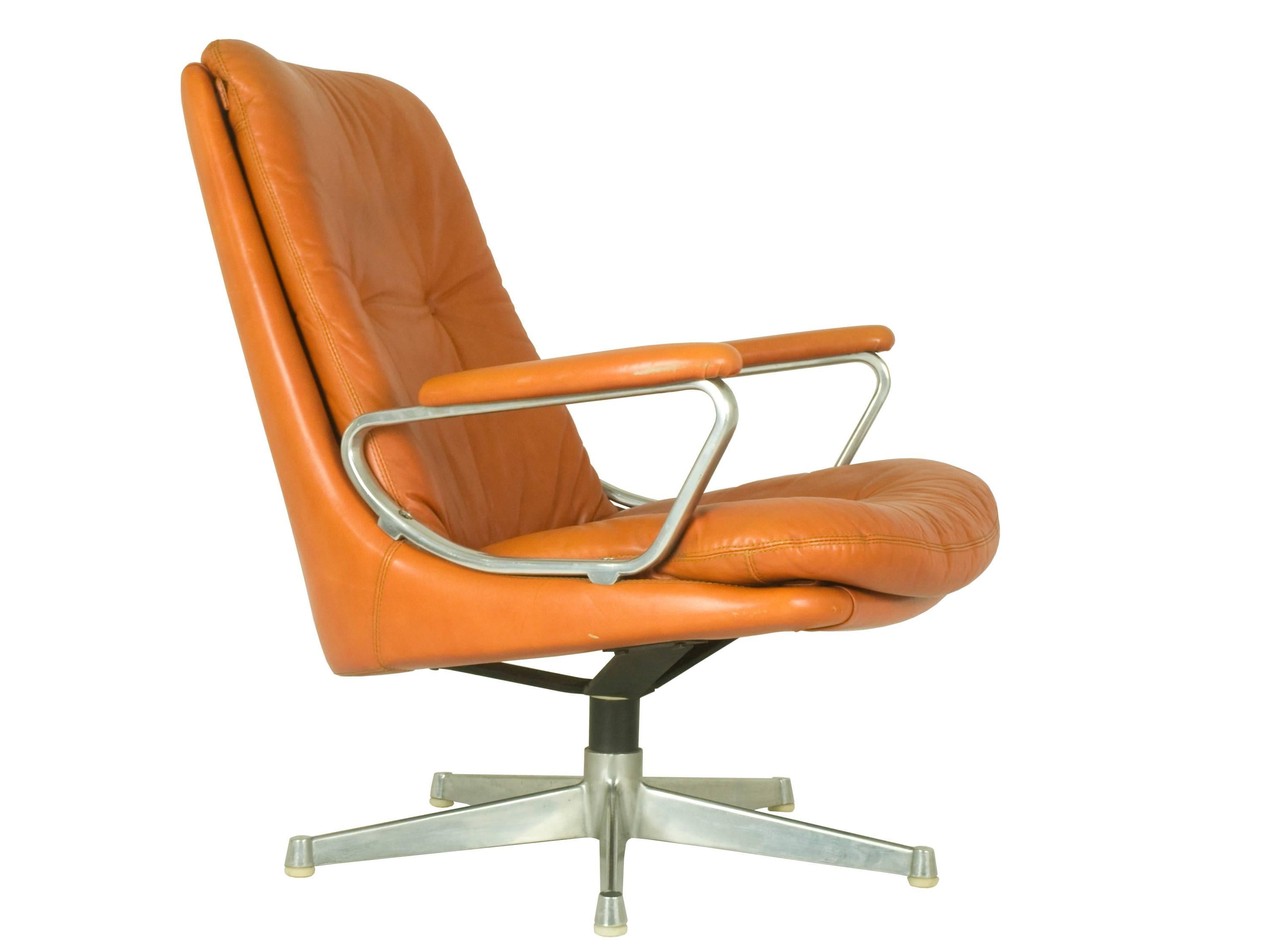 Cette paire de chaises longues Gentilina a été conçue par André Vandenbeuck pour Collection S/One International dans les années 1960. Ces fauteuils pivotants reposent sur cinq pieds en métal et sont revêtus de cuir rouge-brun. Bon état vintage :