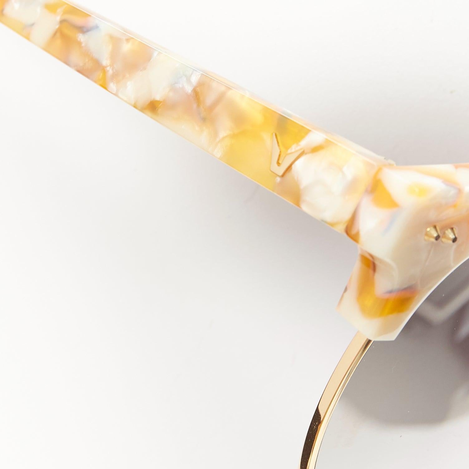 Occhiali da sole GENTLE MONSTER TOME Supernature oro nero cateye riflettente viola
Riferimento: NKLL/A00081
Marchio: Mostro Gentile
Collection'S: TOME
Materiale: Plastica
Colore: nero, viola
Modello: Tinta unita
Prodotto in: