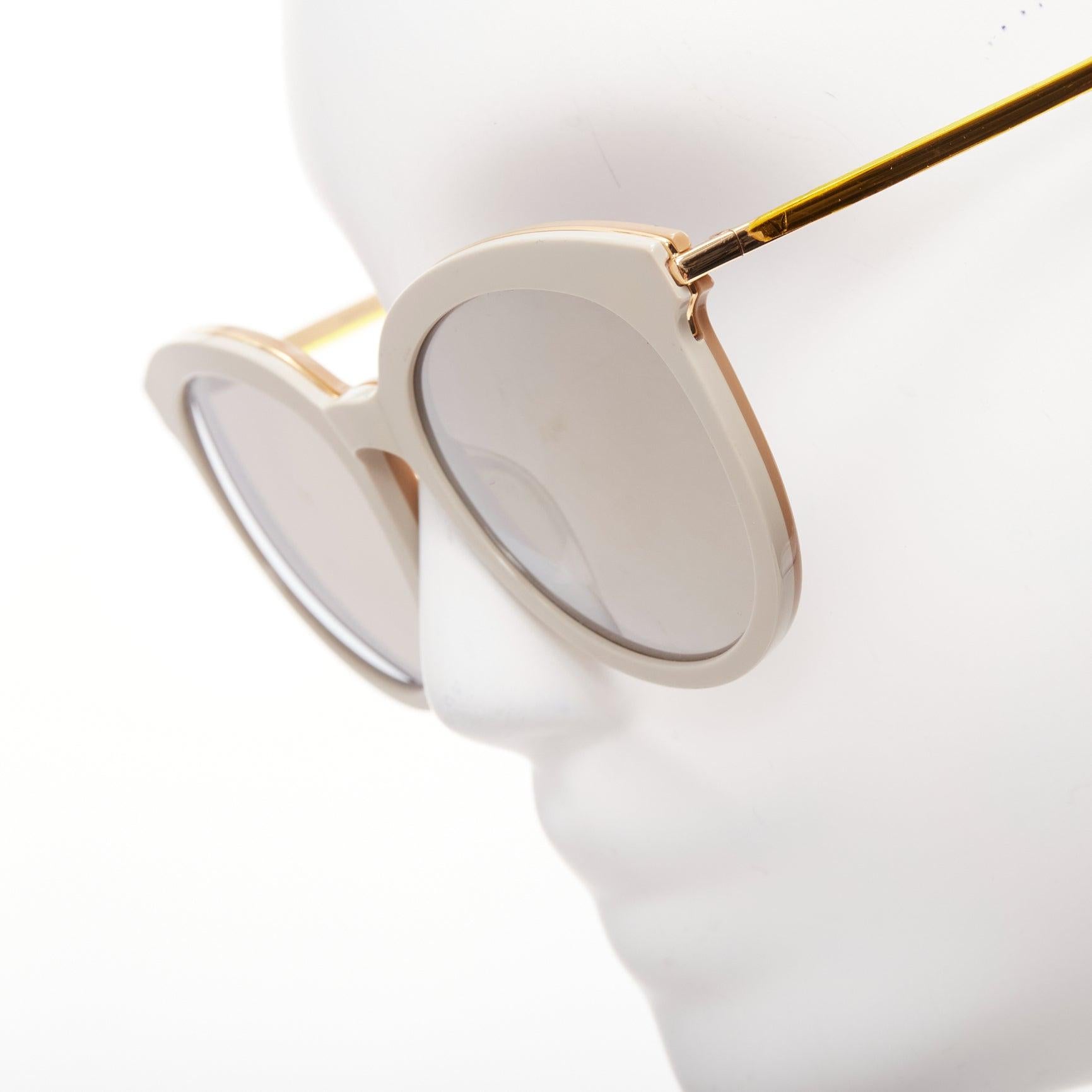 GENTLE MONSTER Vanilla Road beige acetate gold arm reflective sunglasses
Reference: AAWC/A01017
Brand: Gentle Monster
Model: Vanilla Road
Material: Acetate, Metal
Color: Beige, Gold
Pattern: Solid
Lining: Gold Acetate
Extra Details: Logo at