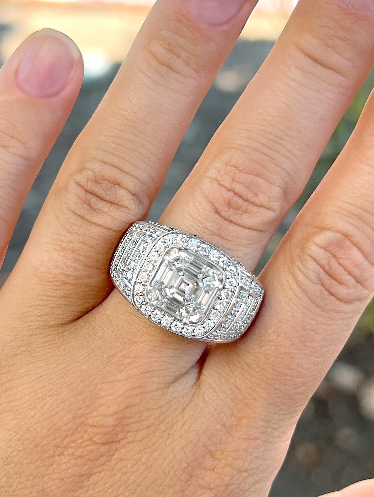 Diamant = 6,54 Karat
(Schliff: Gemischt, Farbe: E, Reinheit: VS)
Hergestellt in Italien
Metall = 18K Weißgold
Ringgröße = 10