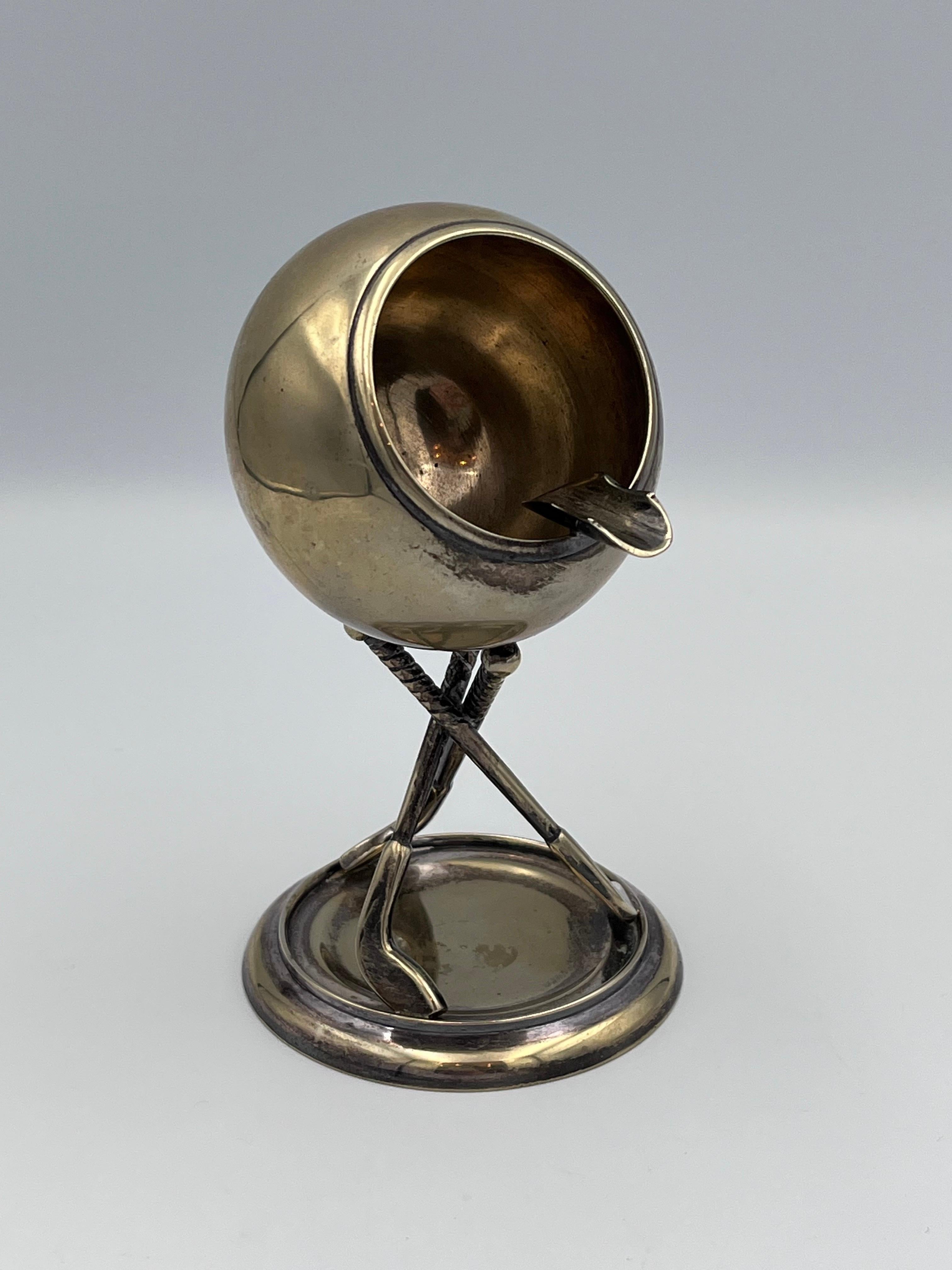 Cendrier de golf en argent plaqué Art déco anglais des années 1930 

Rehaussez votre bureau, votre bar ou votre cabinet de travail avec cet étonnant cendrier de golf plaqué argent de l'Art déco anglais des années 1930, une pièce magnifiquement